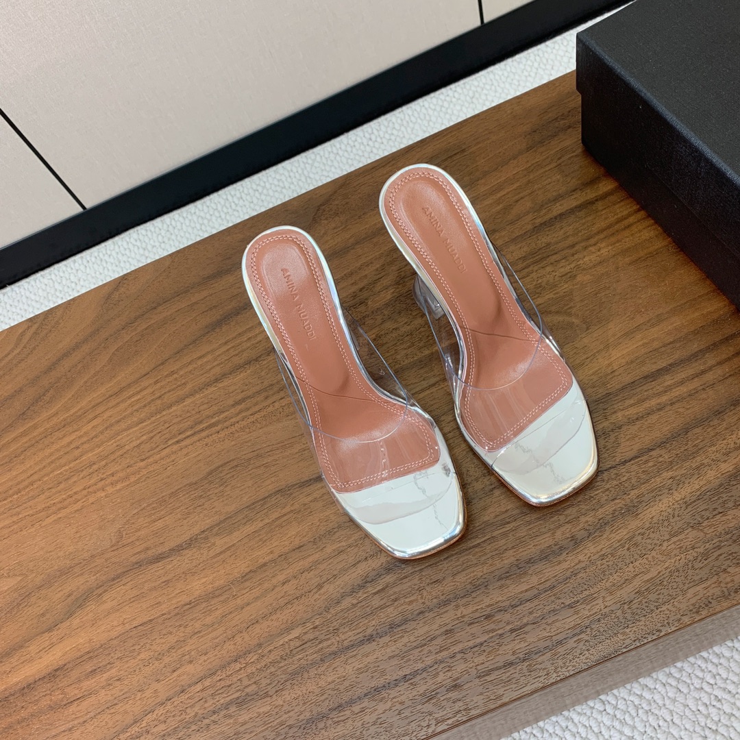 【Amina Muaddi】 方头胶片拖鞋。鞋面Tpu。羊皮垫脚，注塑真皮大底。跟高9.5cm 码数：3