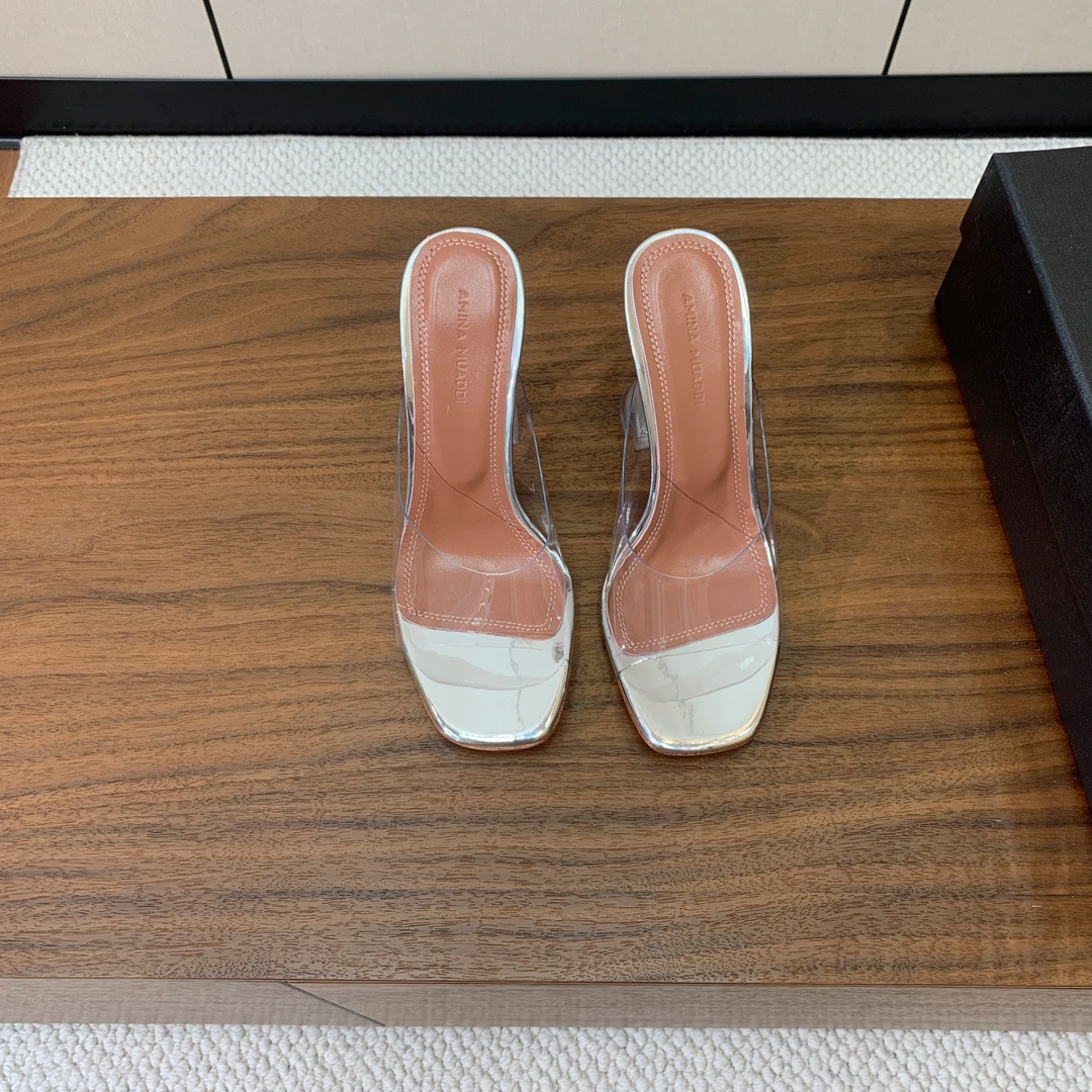 【Amina Muaddi】 方头胶片拖鞋。鞋面Tpu。羊皮垫脚，注塑真皮大底。跟高9.5cm 码数：3