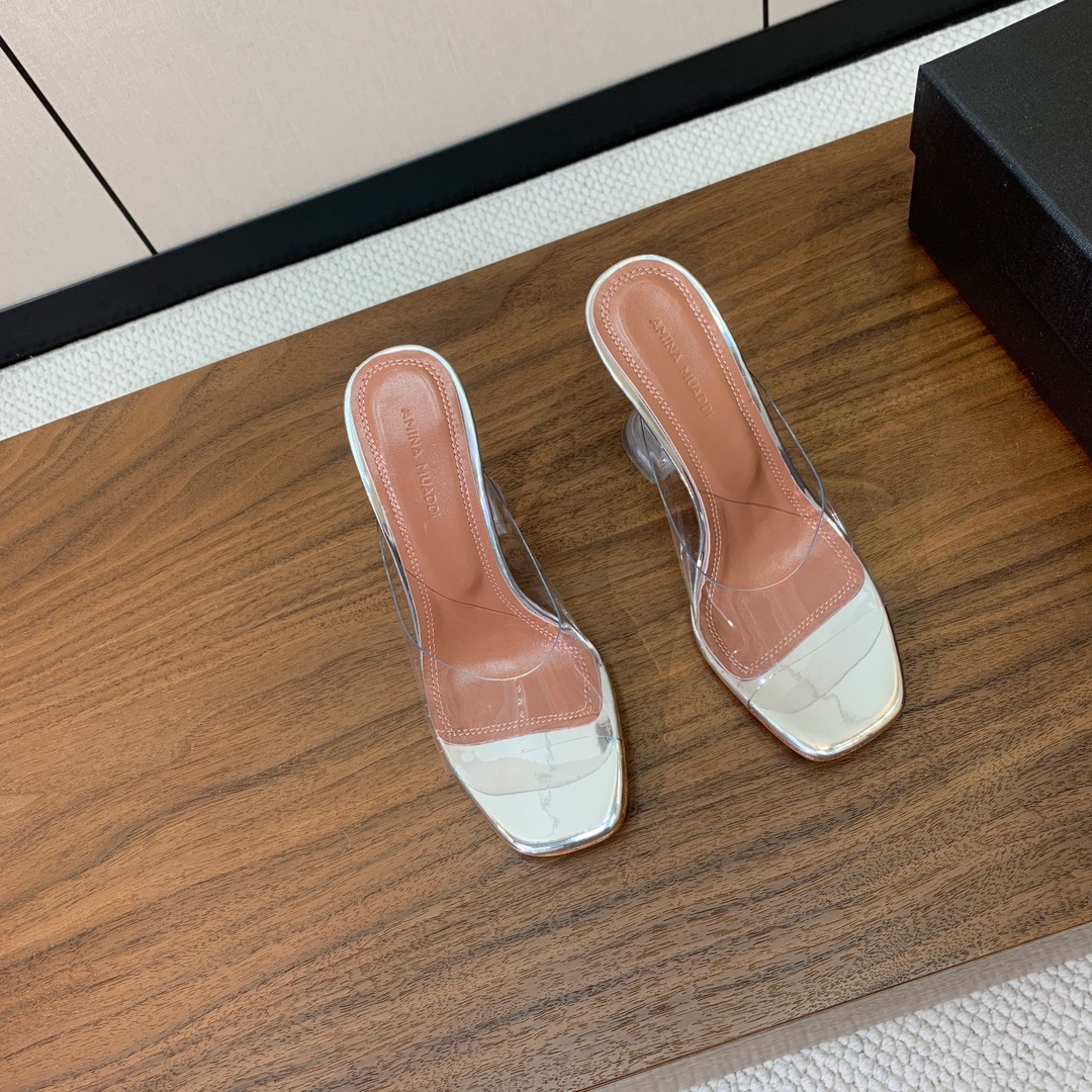 【Amina Muaddi】 方头胶片拖鞋。鞋面Tpu。羊皮垫脚，注塑真皮大底。跟高9.5cm 码数：3