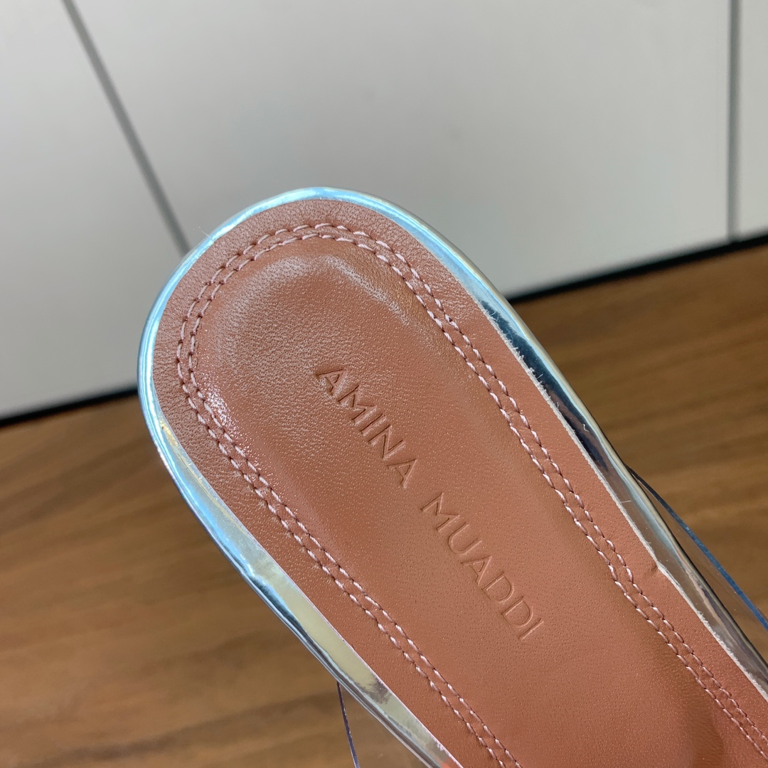 【Amina Muaddi】 方头胶片拖鞋。鞋面Tpu。羊皮垫脚，注塑真皮大底。跟高9.5cm 码数：3