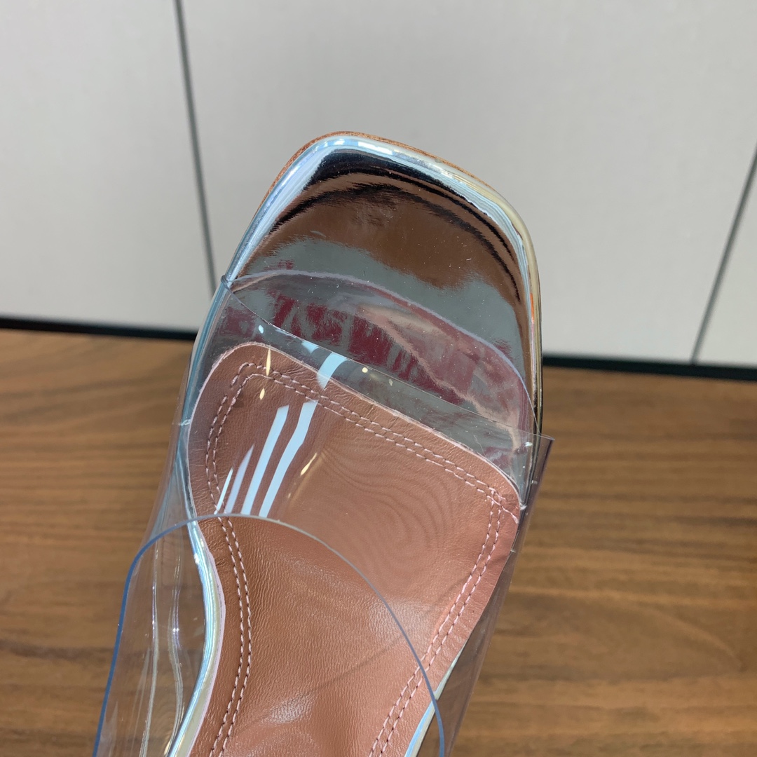 【Amina Muaddi】 方头胶片拖鞋。鞋面Tpu。羊皮垫脚，注塑真皮大底。跟高9.5cm 码数：3