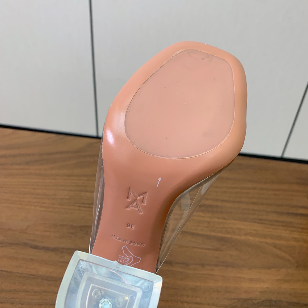 【Amina Muaddi】 方头胶片拖鞋。鞋面Tpu。羊皮垫脚，注塑真皮大底。跟高9.5cm 码数：3
