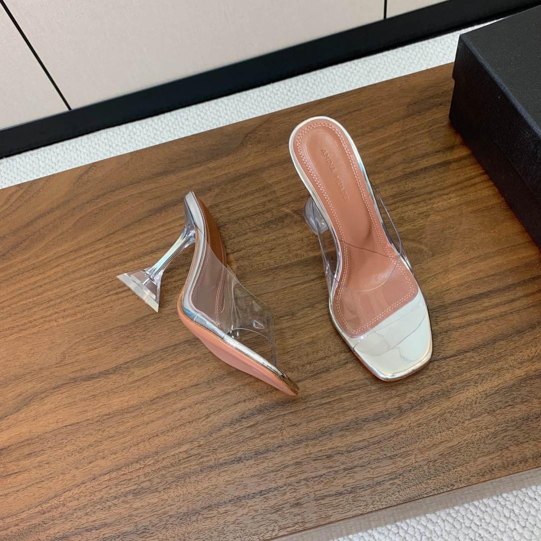 【Amina Muaddi】 方头胶片拖鞋。鞋面Tpu。羊皮垫脚，注塑真皮大底。跟高9.5cm 码数：3