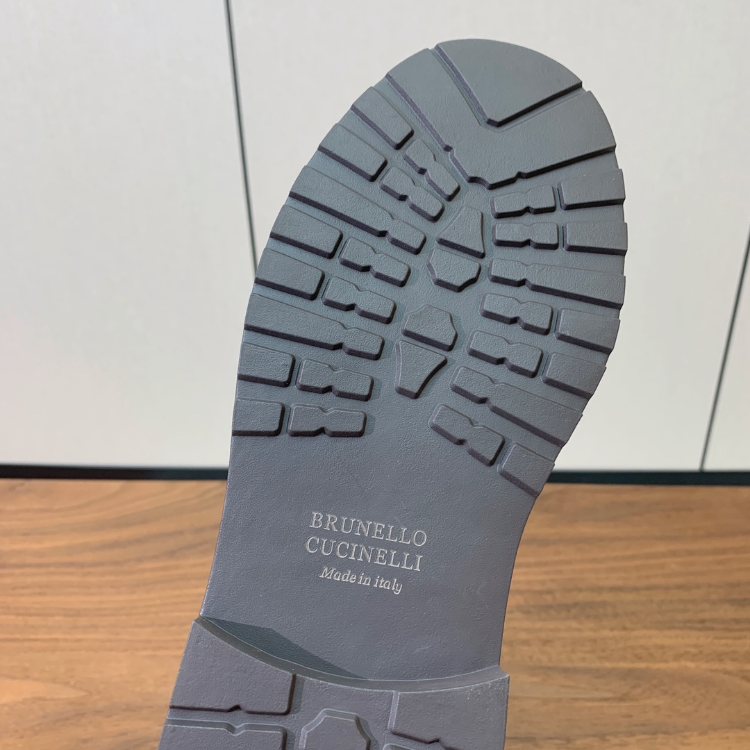 【BRUNELL* CUCINELL*】新款绑带短靴。鞋面牛反绒，牛皮。羊皮内里，原版开模五金，橡胶大底