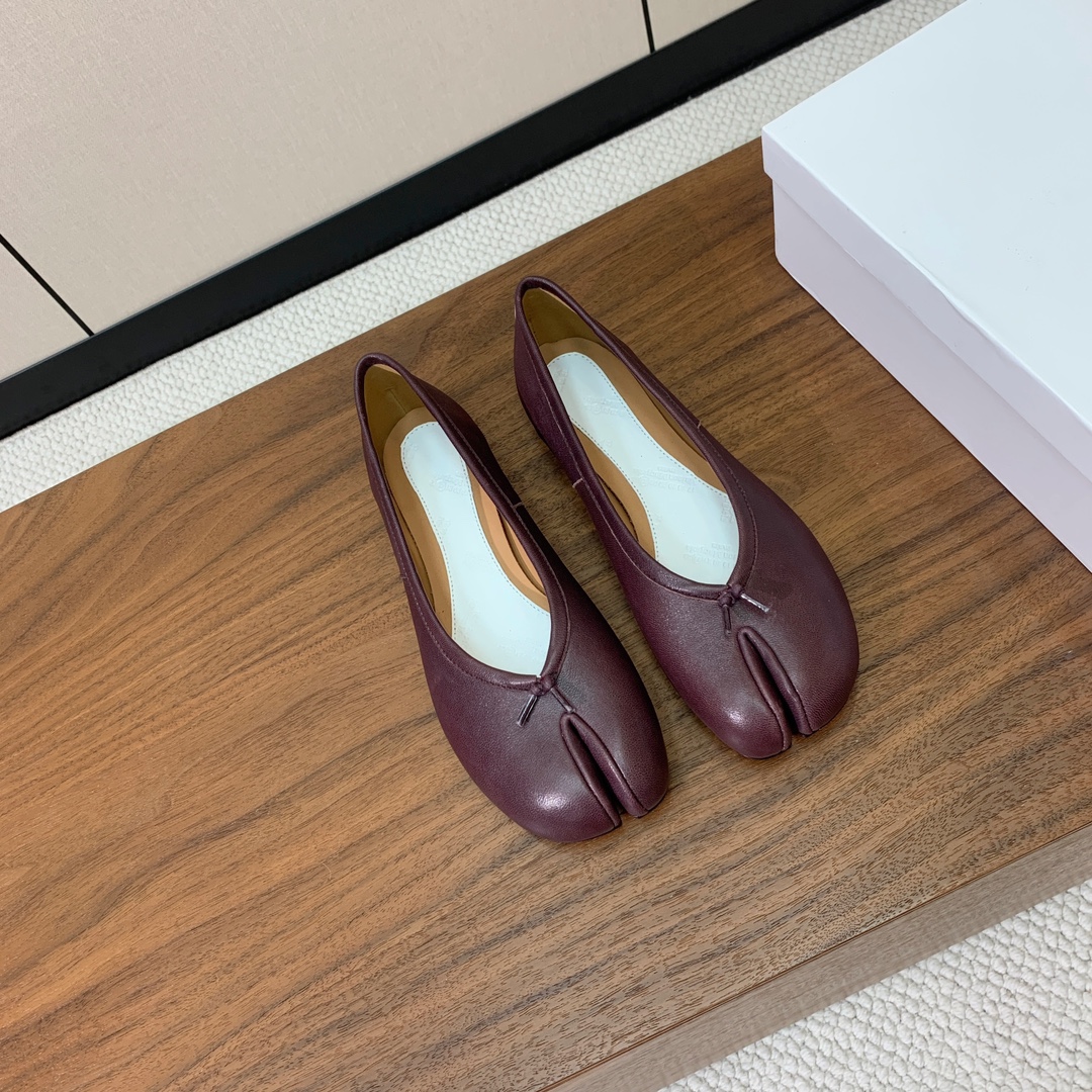 【Maison Margie*a】玛吉拉分趾单鞋。复古韵味，显瘦百搭。鞋面原版植柔羊皮、爆裂皮。羊皮内里