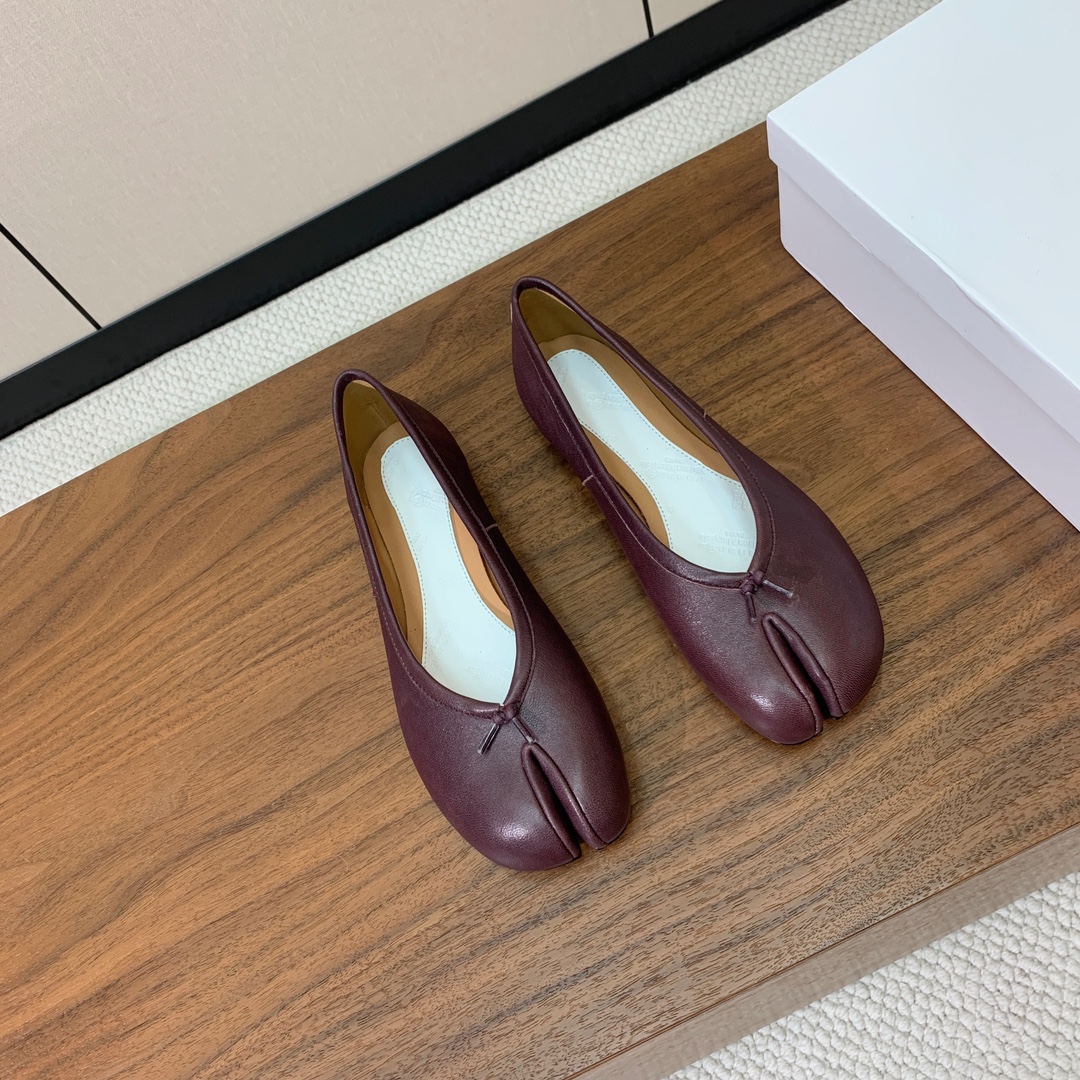 【Maison Margie*a】玛吉拉分趾单鞋。复古韵味，显瘦百搭。鞋面原版植柔羊皮、爆裂皮。羊皮内里