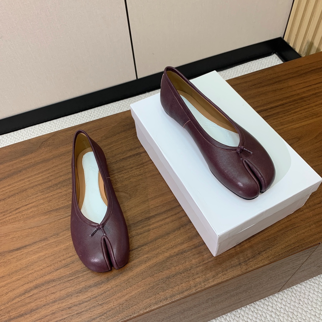 【Maison Margie*a】玛吉拉分趾单鞋。复古韵味，显瘦百搭。鞋面原版植柔羊皮、爆裂皮。羊皮内里