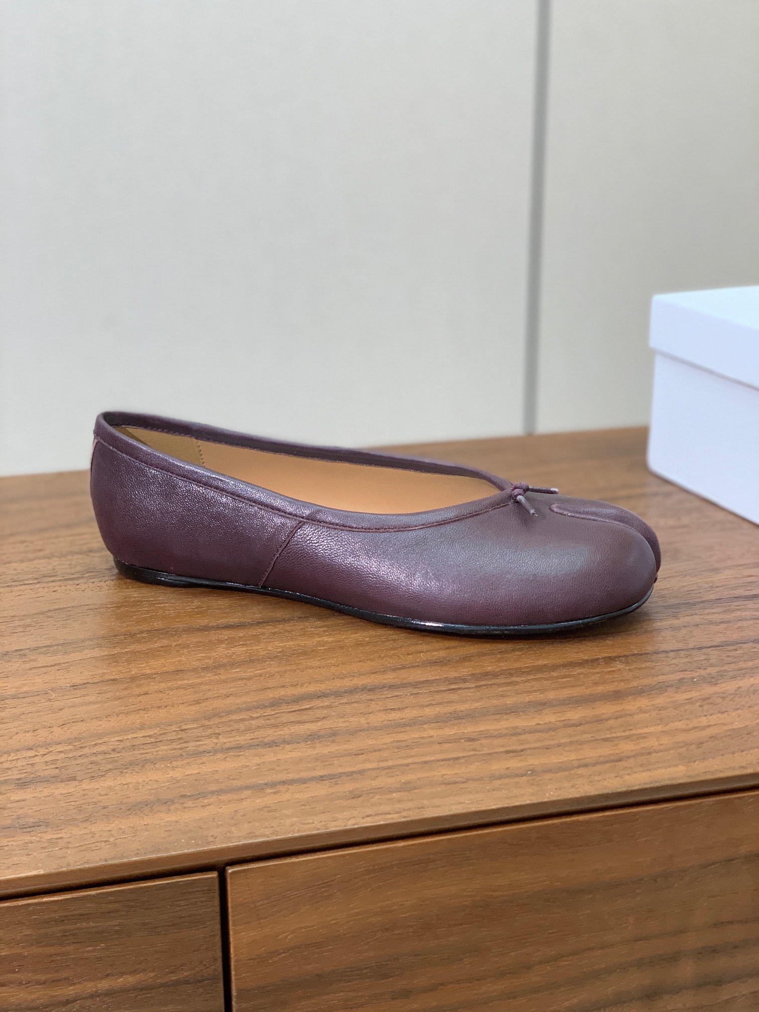 【Maison Margie*a】玛吉拉分趾单鞋。复古韵味，显瘦百搭。鞋面原版植柔羊皮、爆裂皮。羊皮内里