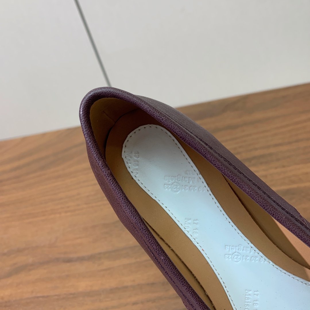 【Maison Margie*a】玛吉拉分趾单鞋。复古韵味，显瘦百搭。鞋面原版植柔羊皮、爆裂皮。羊皮内里