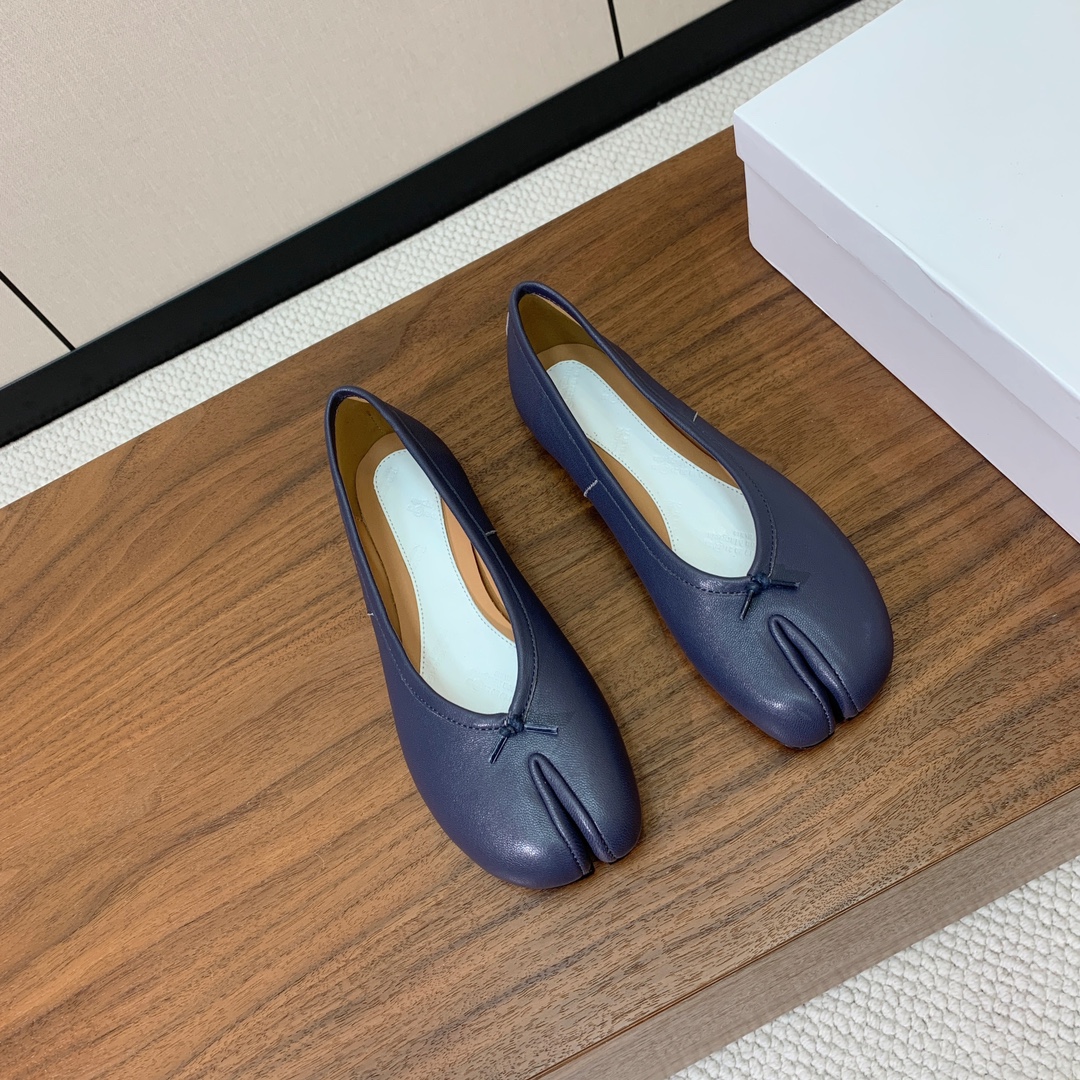 【Maison Margie*a】玛吉拉分趾单鞋。复古韵味，显瘦百搭。鞋面原版植柔羊皮、爆裂皮。羊皮内里
