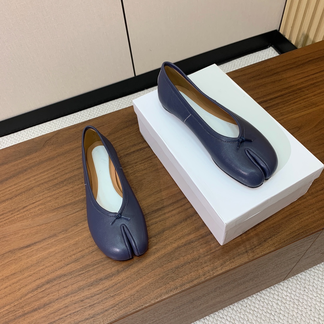 【Maison Margie*a】玛吉拉分趾单鞋。复古韵味，显瘦百搭。鞋面原版植柔羊皮、爆裂皮。羊皮内里