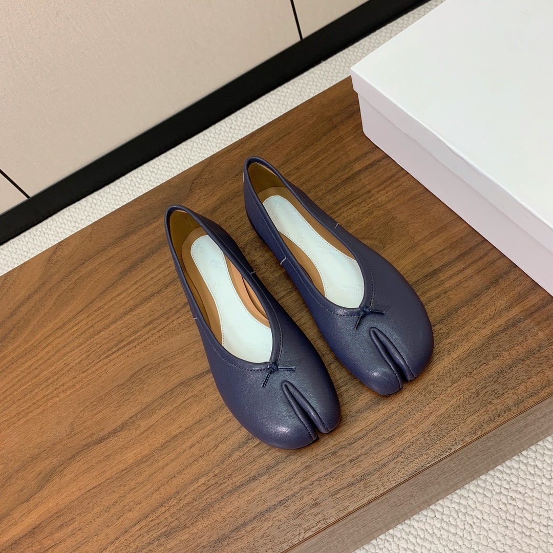 【Maison Margie*a】玛吉拉分趾单鞋。复古韵味，显瘦百搭。鞋面原版植柔羊皮、爆裂皮。羊皮内里