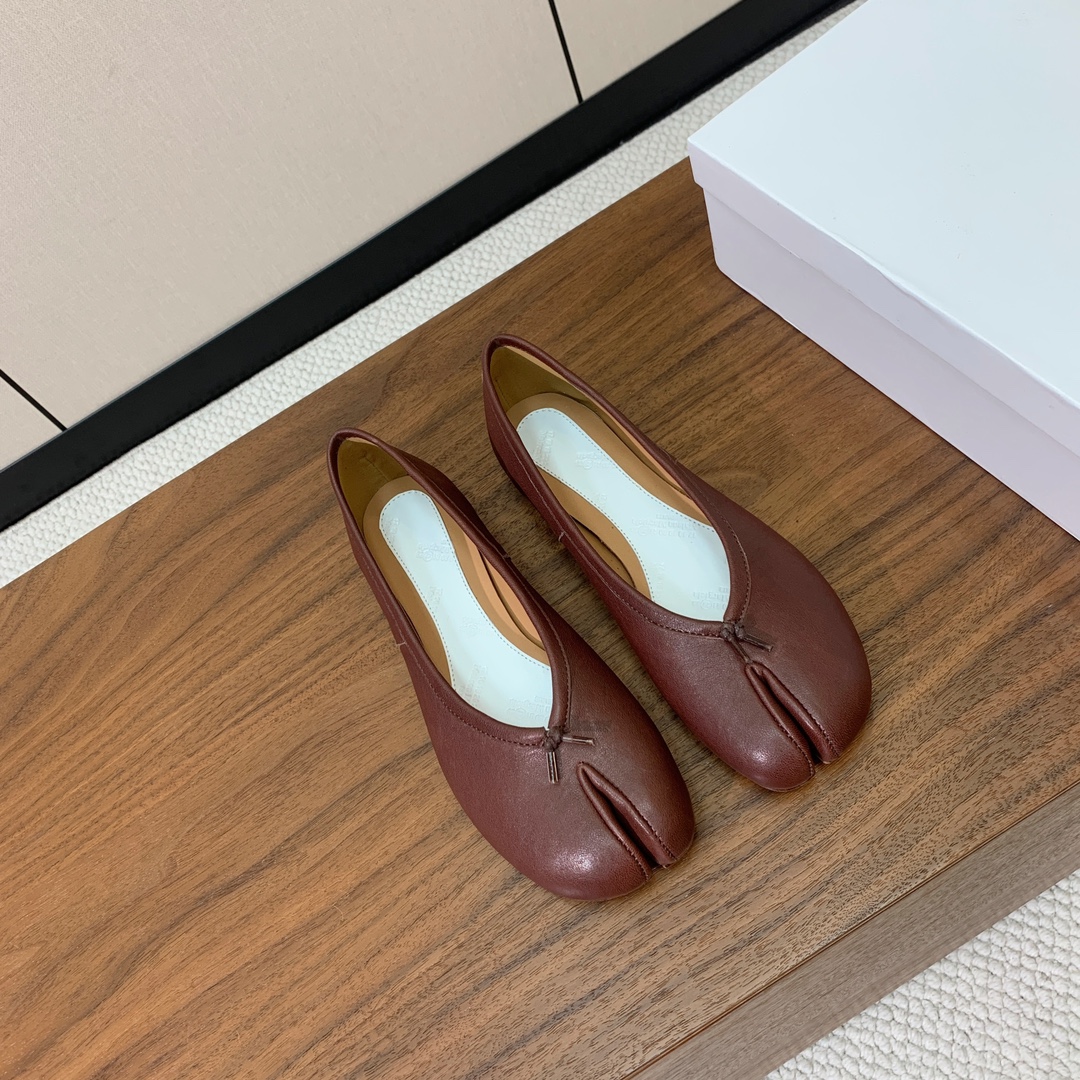 【Maison Margie*a】玛吉拉分趾单鞋。复古韵味，显瘦百搭。鞋面原版植柔羊皮、爆裂皮。羊皮内里