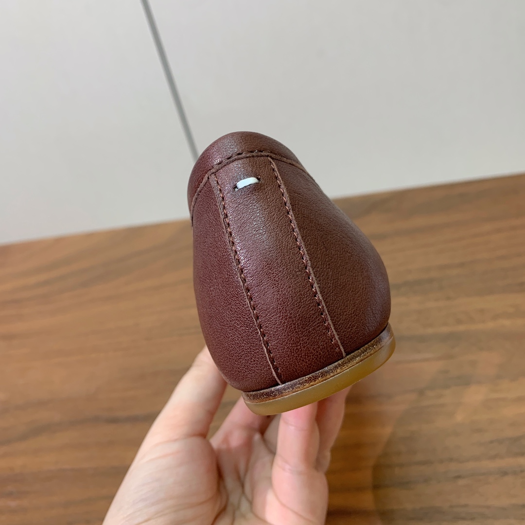【Maison Margie*a】玛吉拉分趾单鞋。复古韵味，显瘦百搭。鞋面原版植柔羊皮、爆裂皮。羊皮内里
