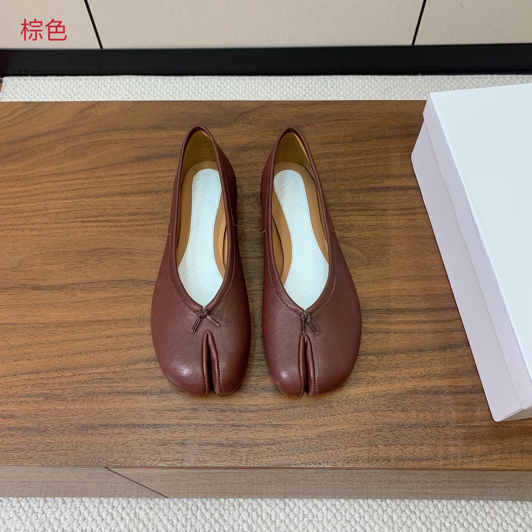 【Maison Margie*a】玛吉拉分趾单鞋。复古韵味，显瘦百搭。鞋面原版植柔羊皮、爆裂皮。羊皮内里