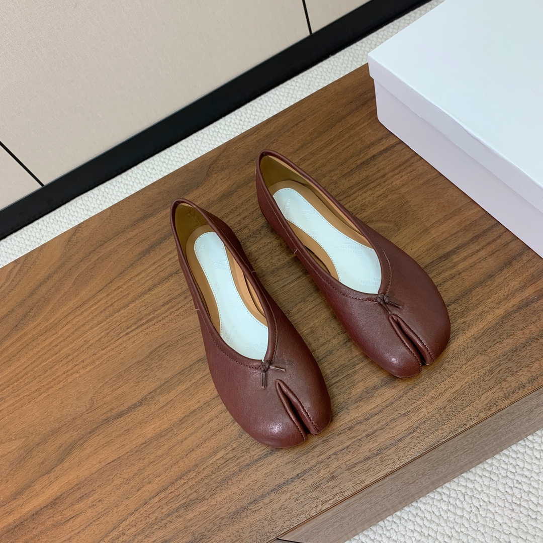 【Maison Margie*a】玛吉拉分趾单鞋。复古韵味，显瘦百搭。鞋面原版植柔羊皮、爆裂皮。羊皮内里