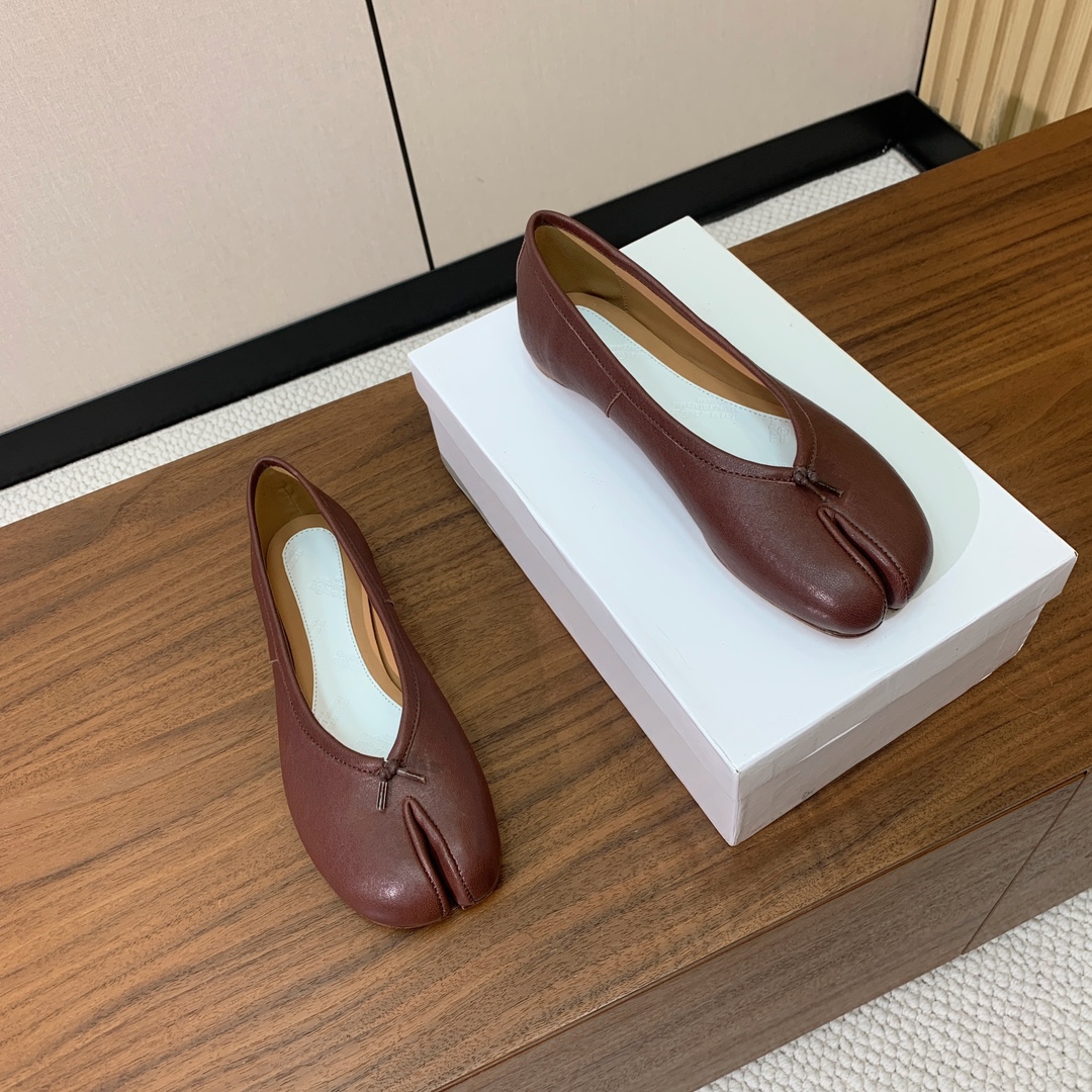 【Maison Margie*a】玛吉拉分趾单鞋。复古韵味，显瘦百搭。鞋面原版植柔羊皮、爆裂皮。羊皮内里