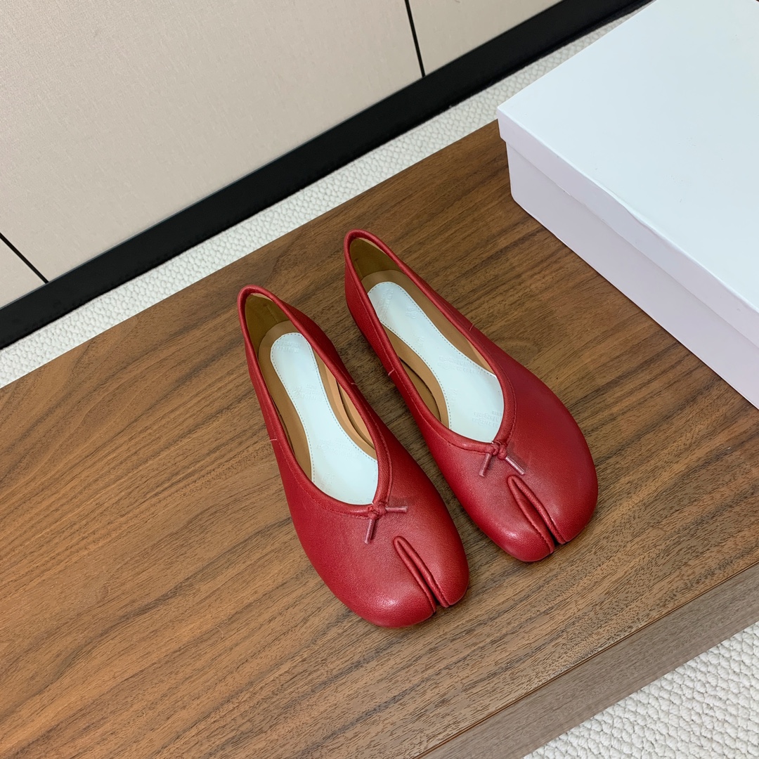 【Maison Margie*a】玛吉拉分趾单鞋。复古韵味，显瘦百搭。鞋面原版植柔羊皮、爆裂皮。羊皮内里