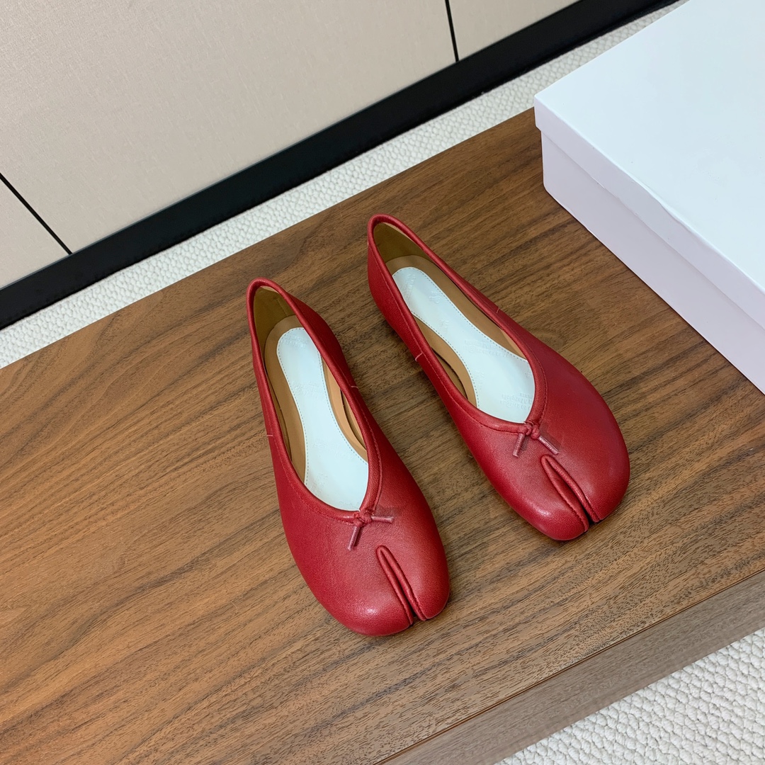 【Maison Margie*a】玛吉拉分趾单鞋。复古韵味，显瘦百搭。鞋面原版植柔羊皮、爆裂皮。羊皮内里