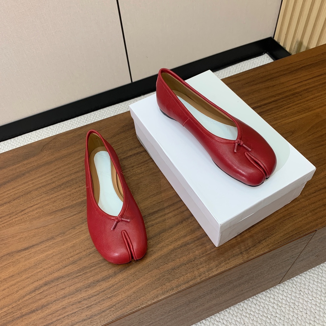【Maison Margie*a】玛吉拉分趾单鞋。复古韵味，显瘦百搭。鞋面原版植柔羊皮、爆裂皮。羊皮内里