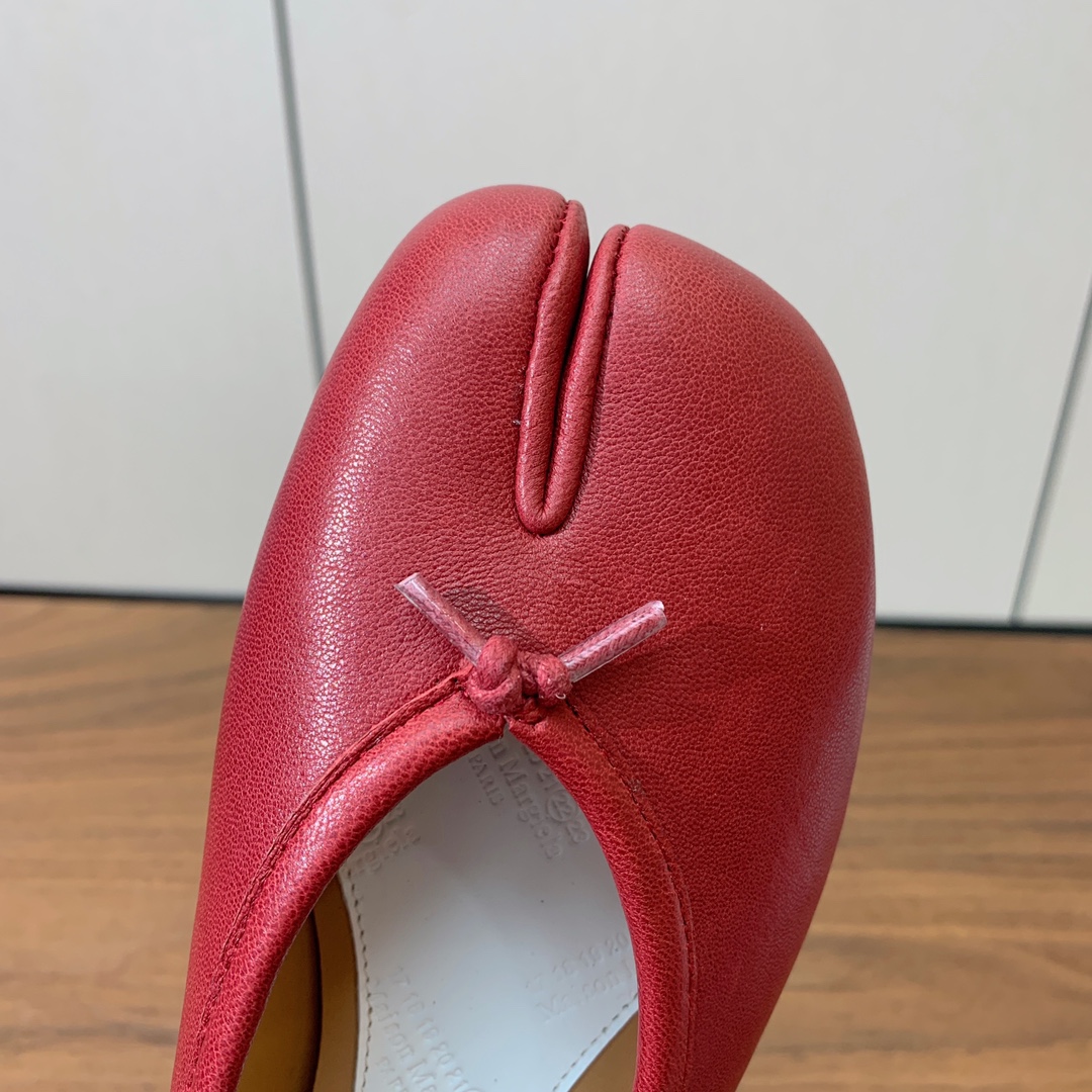 【Maison Margie*a】玛吉拉分趾单鞋。复古韵味，显瘦百搭。鞋面原版植柔羊皮、爆裂皮。羊皮内里