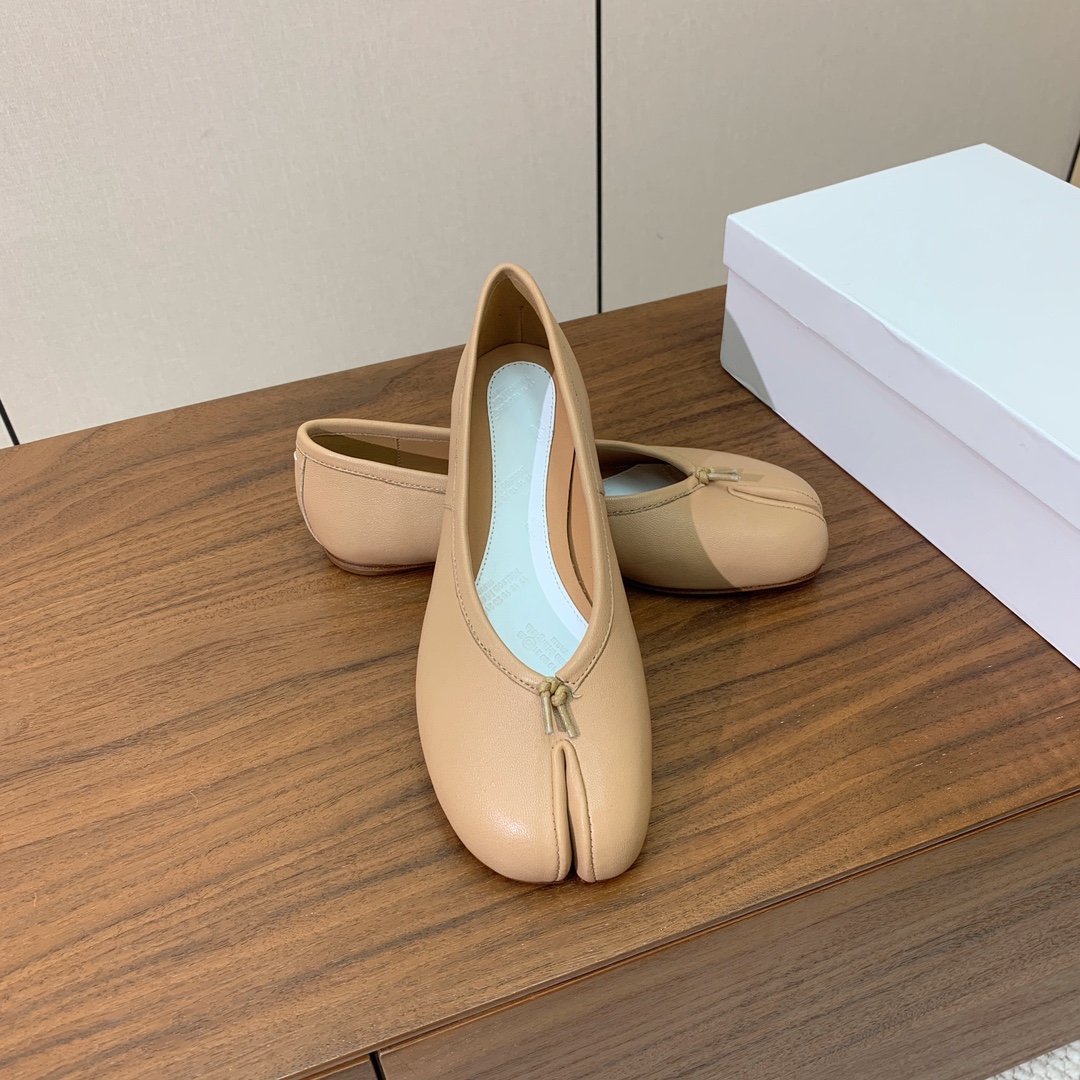 【Maison Margie*a】玛吉拉分趾单鞋。复古韵味，显瘦百搭。鞋面原版植柔羊皮、爆裂皮。羊皮内里