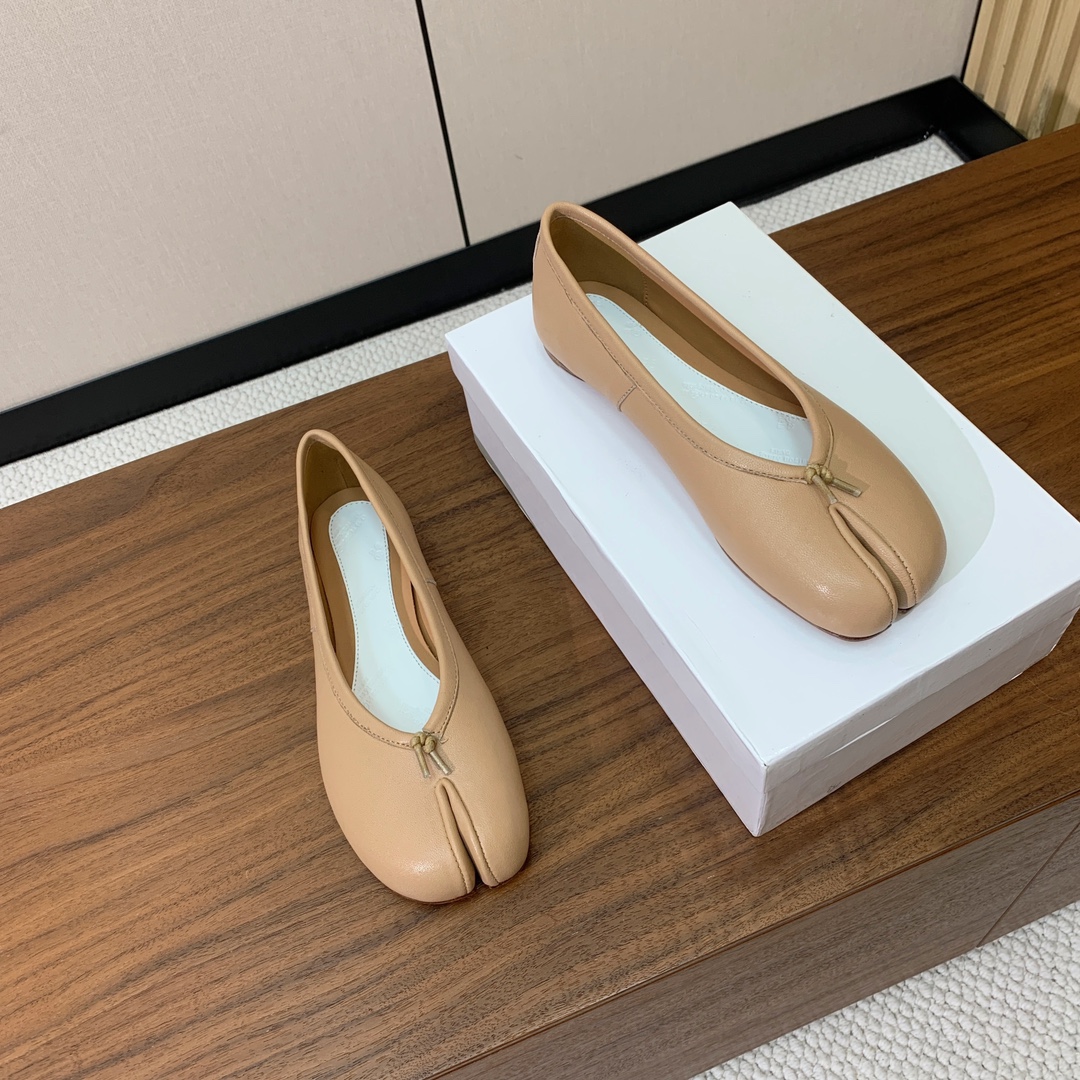 【Maison Margie*a】玛吉拉分趾单鞋。复古韵味，显瘦百搭。鞋面原版植柔羊皮、爆裂皮。羊皮内里