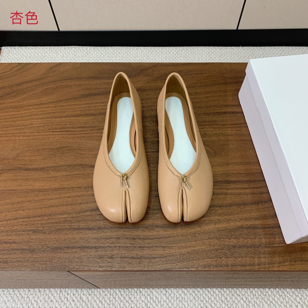 【Maison Margie*a】玛吉拉分趾单鞋。复古韵味，显瘦百搭。鞋面原版植柔羊皮、爆裂皮。羊皮内里