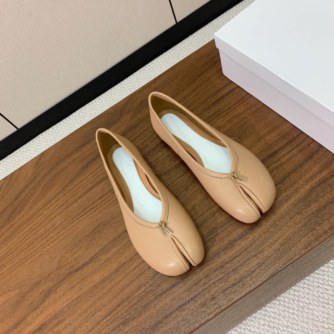 【Maison Margie*a】玛吉拉分趾单鞋。复古韵味，显瘦百搭。鞋面原版植柔羊皮、爆裂皮。羊皮内里