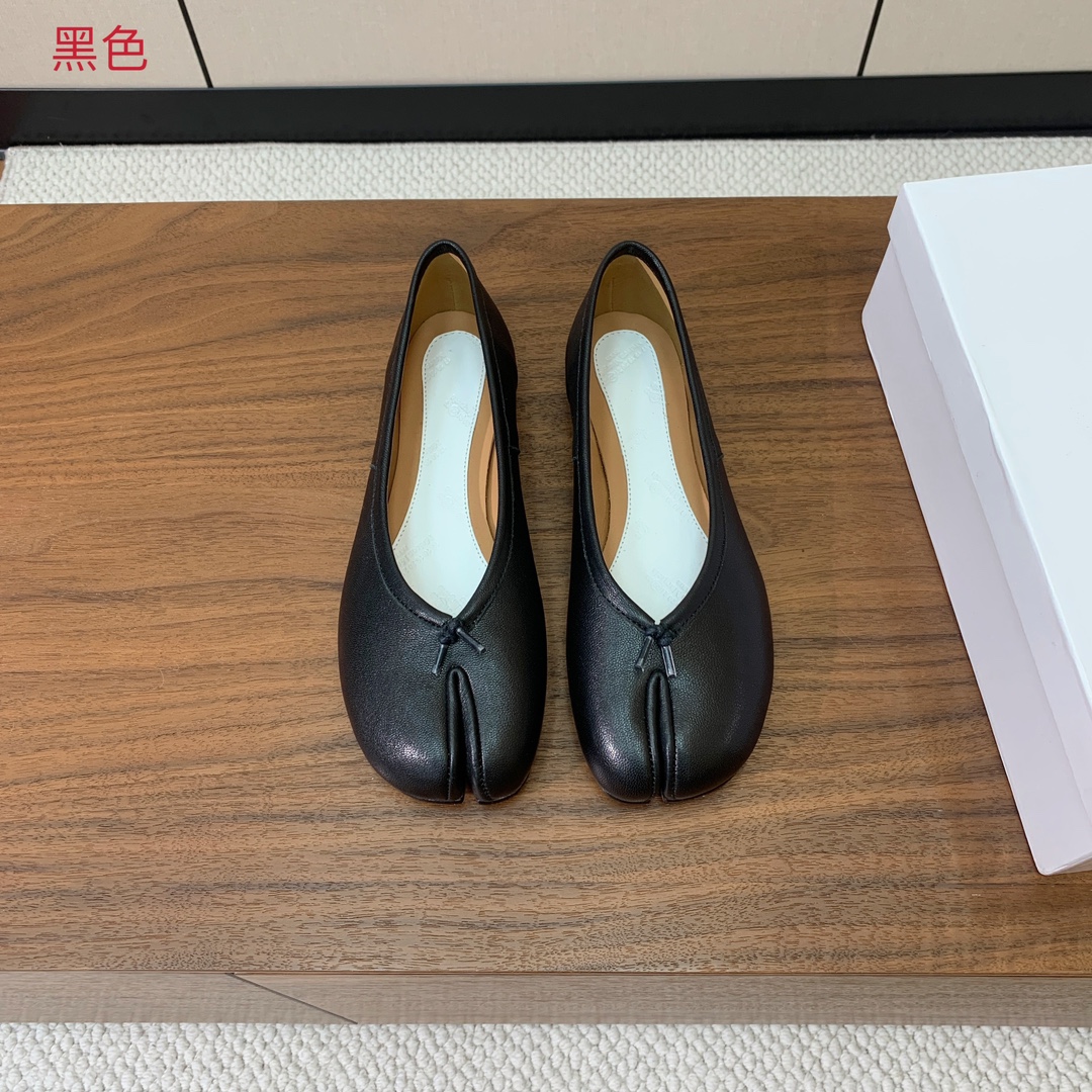 【Maison Margie*a】玛吉拉分趾单鞋。复古韵味，显瘦百搭。鞋面原版植柔羊皮、爆裂皮。羊皮内里