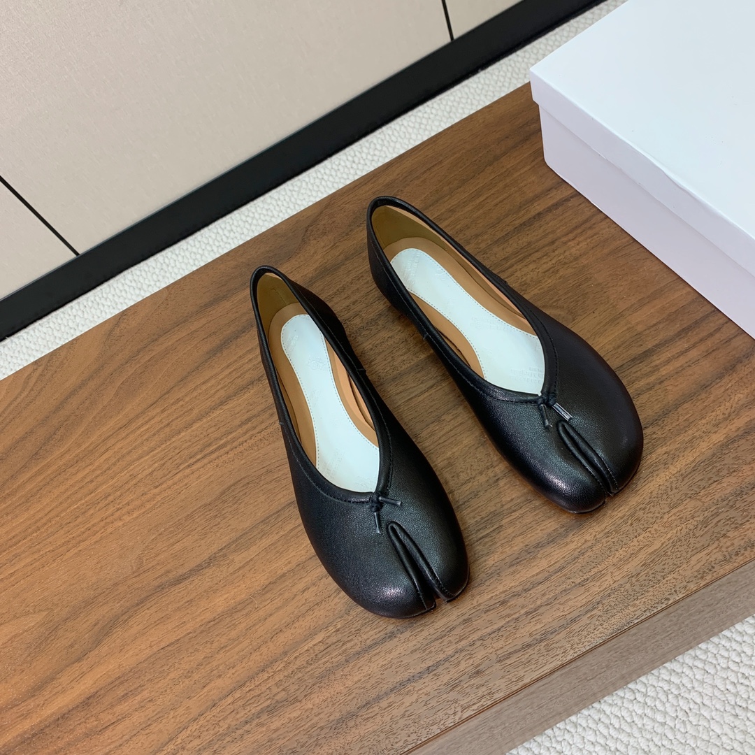【Maison Margie*a】玛吉拉分趾单鞋。复古韵味，显瘦百搭。鞋面原版植柔羊皮、爆裂皮。羊皮内里