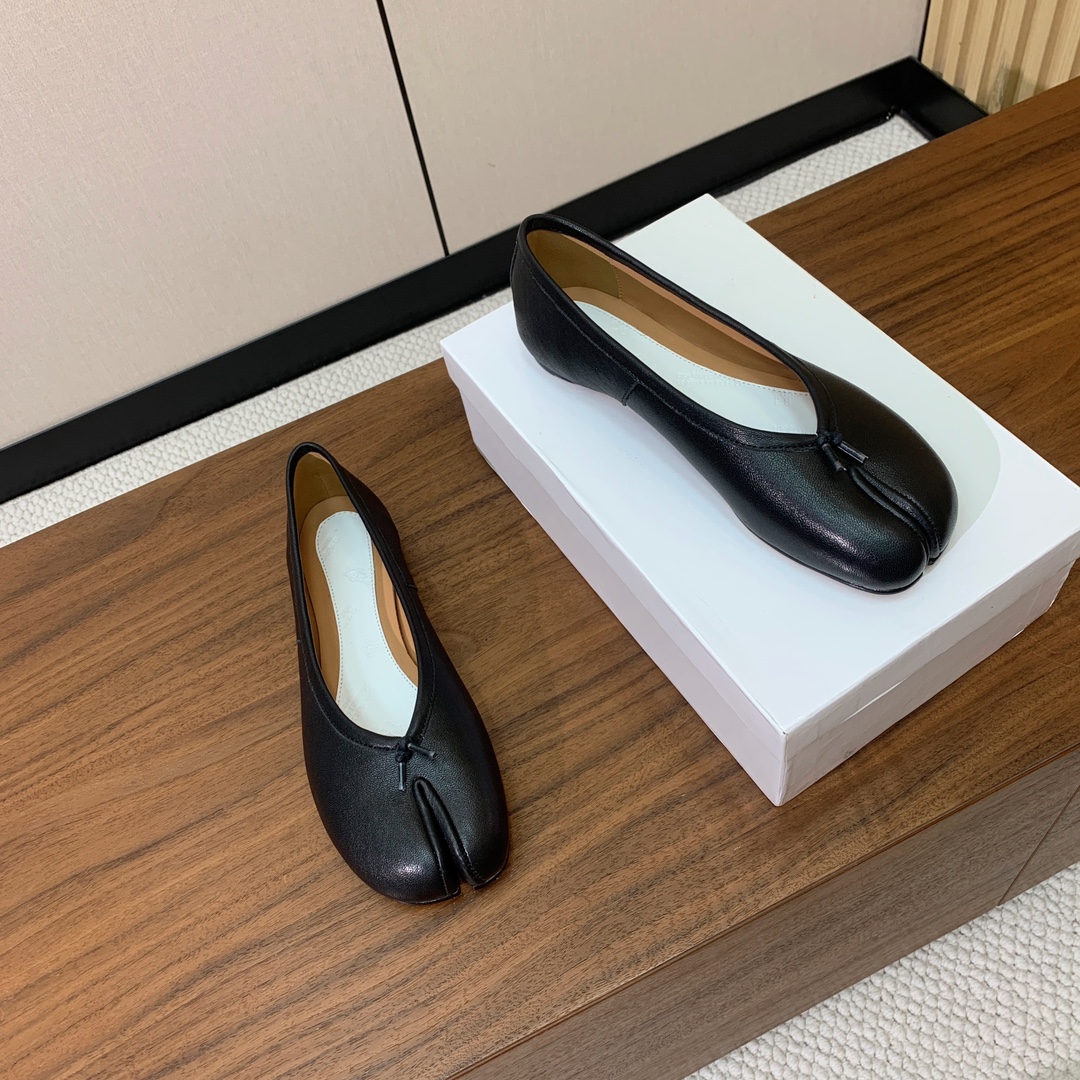 【Maison Margie*a】玛吉拉分趾单鞋。复古韵味，显瘦百搭。鞋面原版植柔羊皮、爆裂皮。羊皮内里