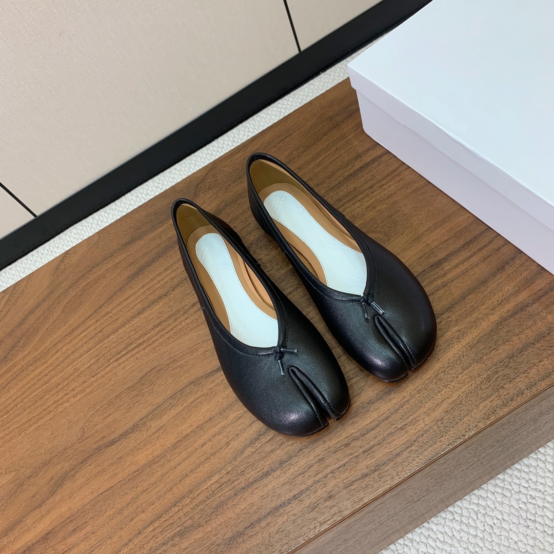 【Maison Margie*a】玛吉拉分趾单鞋。复古韵味，显瘦百搭。鞋面原版植柔羊皮、爆裂皮。羊皮内里