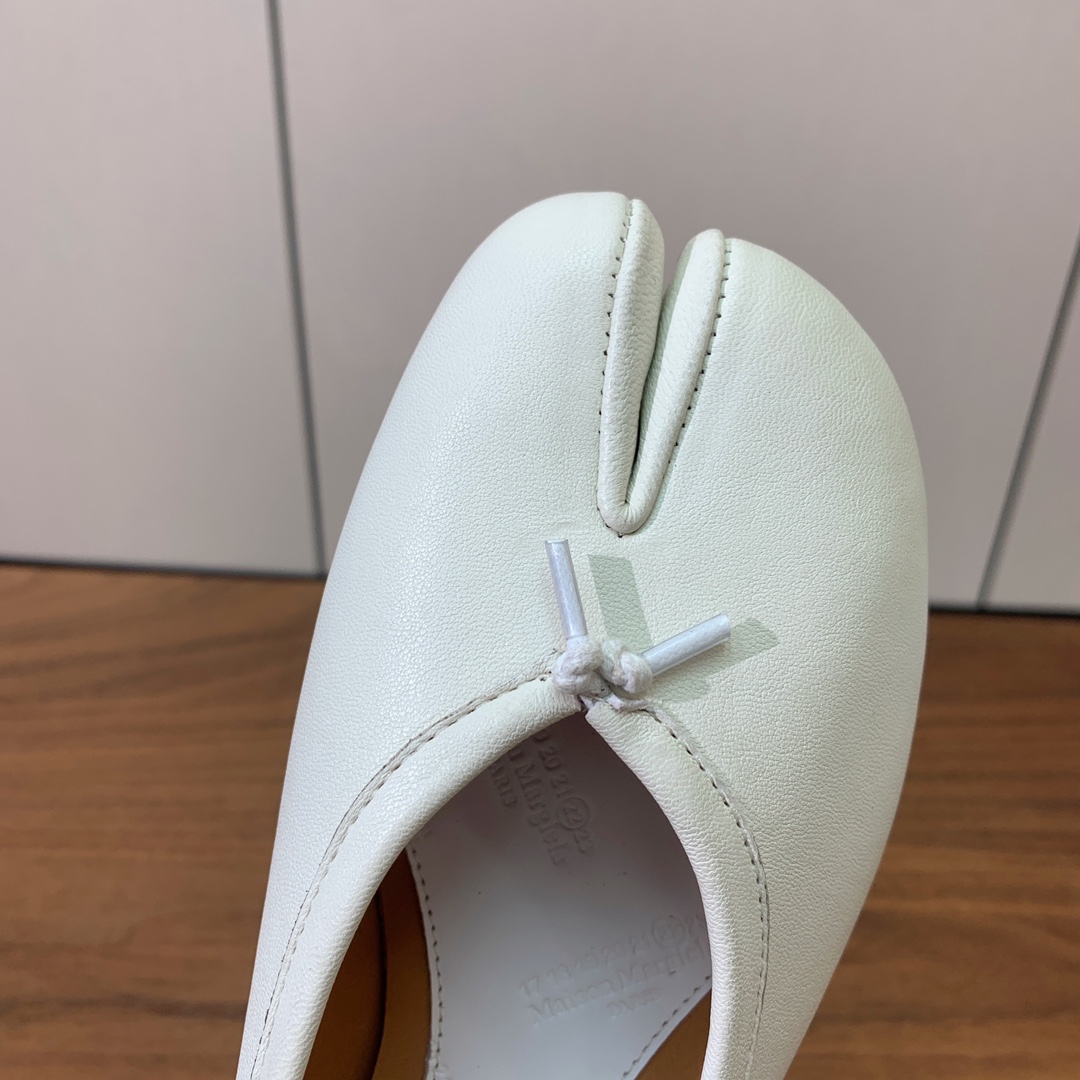 【Maison Margie*a】玛吉拉分趾单鞋。复古韵味，显瘦百搭。鞋面原版植柔羊皮、爆裂皮。羊皮内里