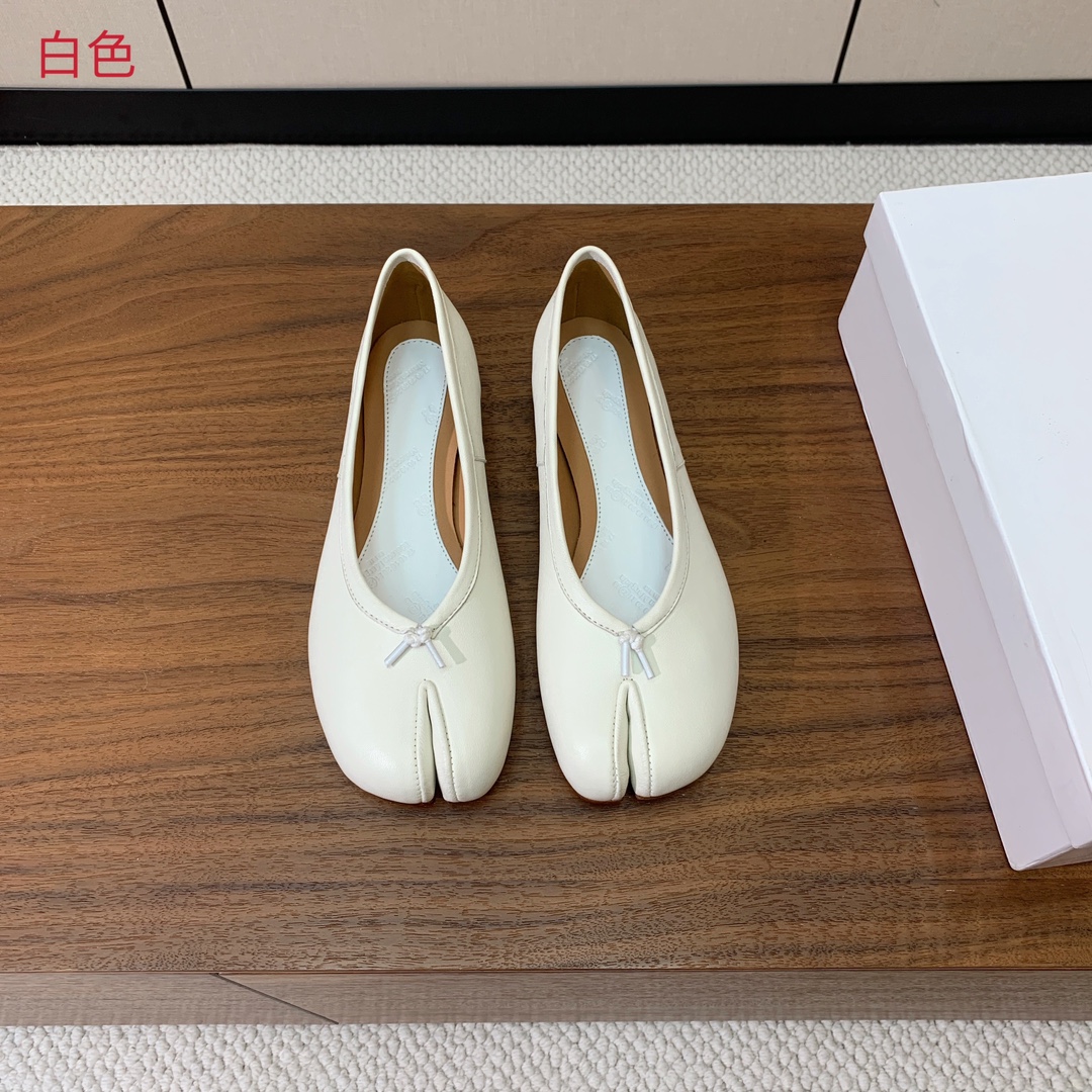 【Maison Margie*a】玛吉拉分趾单鞋。复古韵味，显瘦百搭。鞋面原版植柔羊皮、爆裂皮。羊皮内里