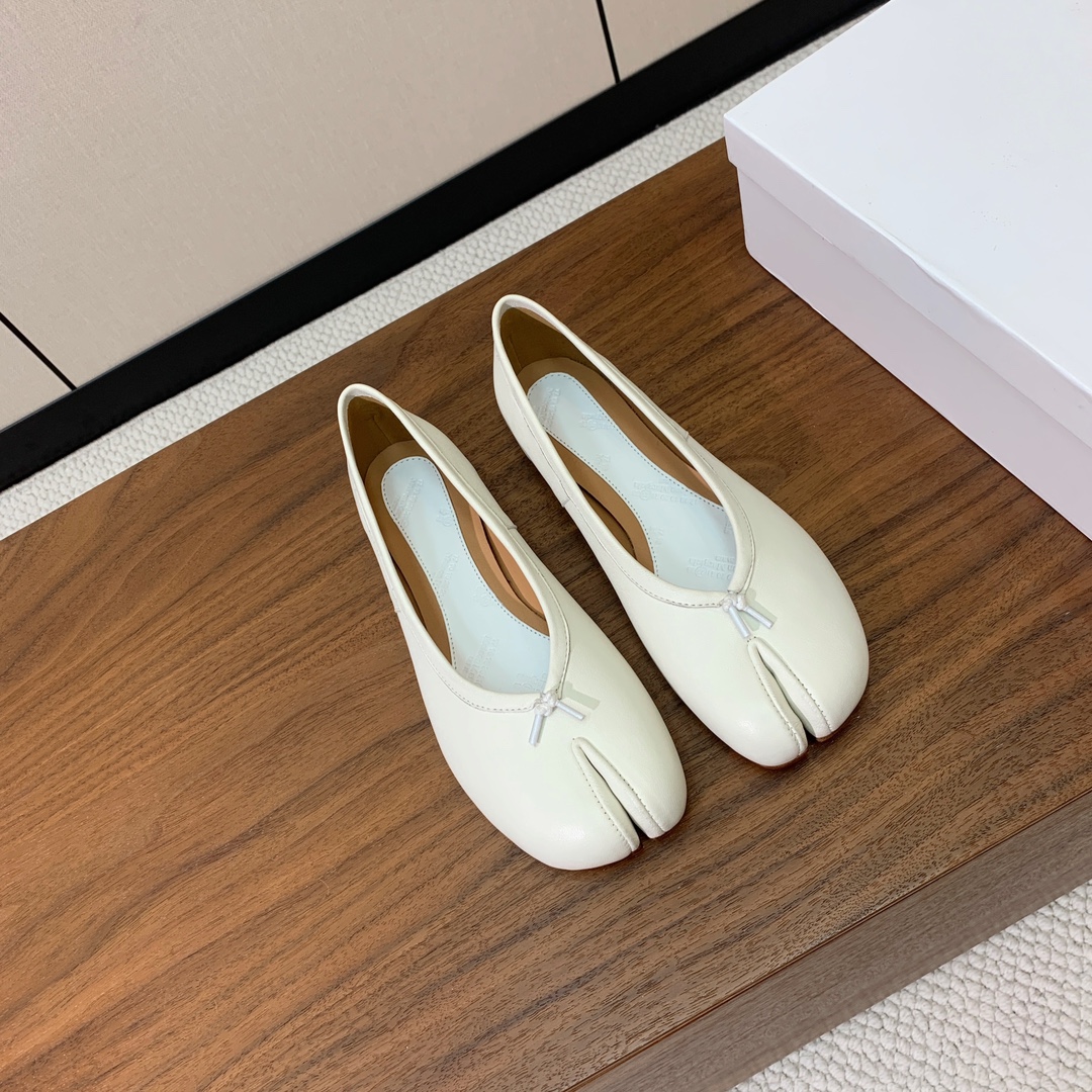 【Maison Margie*a】玛吉拉分趾单鞋。复古韵味，显瘦百搭。鞋面原版植柔羊皮、爆裂皮。羊皮内里
