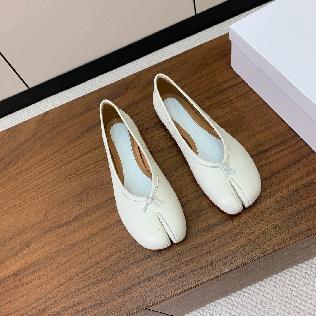 【Maison Margie*a】玛吉拉分趾单鞋。复古韵味，显瘦百搭。鞋面原版植柔羊皮、爆裂皮。羊皮内里
