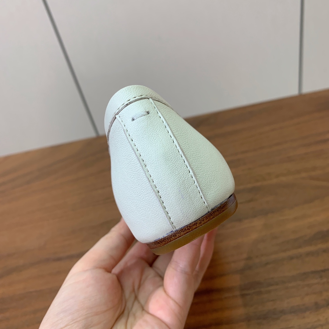 【Maison Margie*a】玛吉拉分趾单鞋。复古韵味，显瘦百搭。鞋面原版植柔羊皮、爆裂皮。羊皮内里