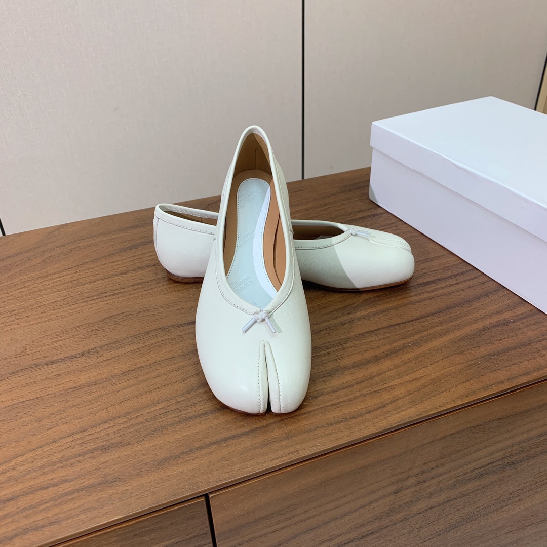 【Maison Margie*a】玛吉拉分趾单鞋。复古韵味，显瘦百搭。鞋面原版植柔羊皮、爆裂皮。羊皮内里