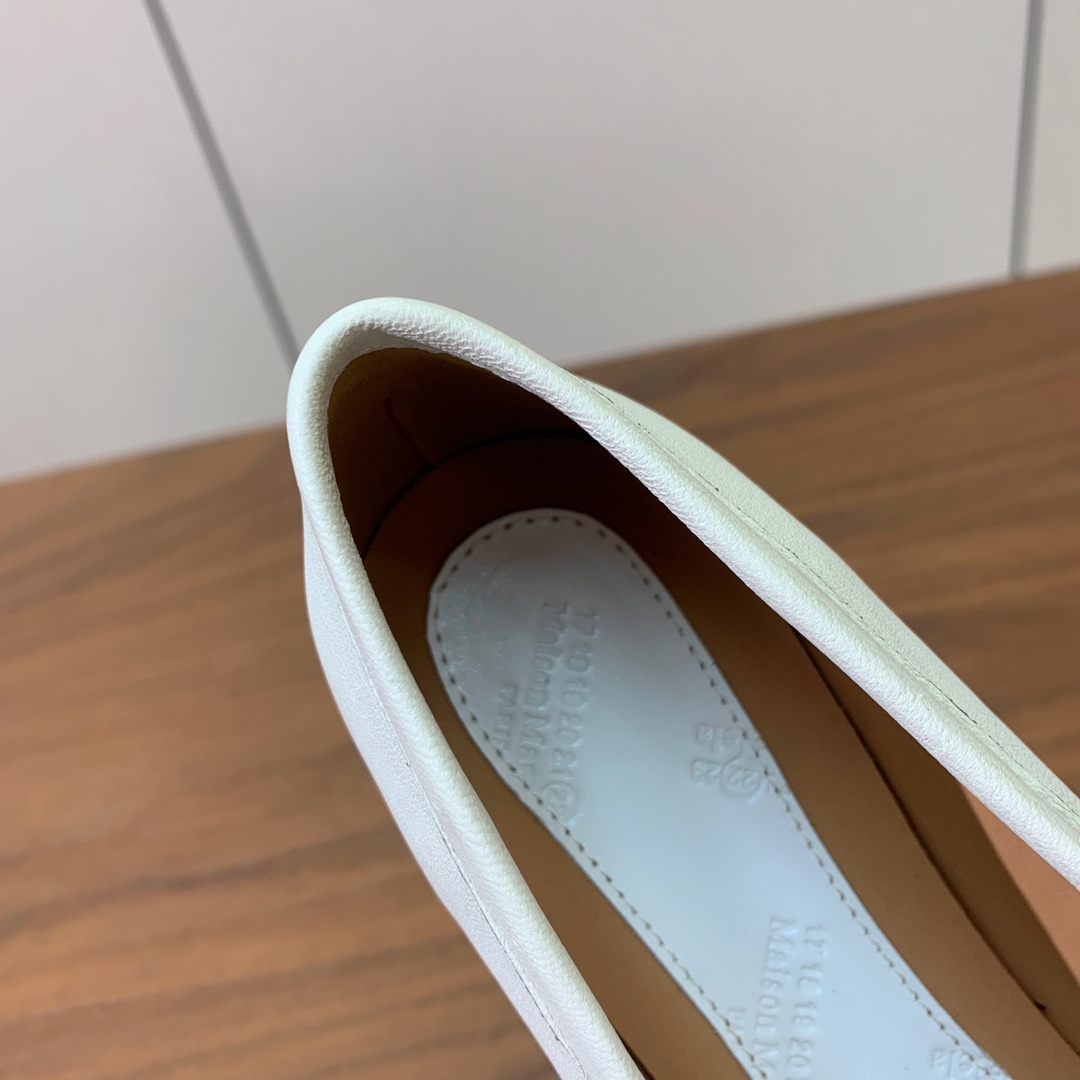 【Maison Margie*a】玛吉拉分趾单鞋。复古韵味，显瘦百搭。鞋面原版植柔羊皮、爆裂皮。羊皮内里