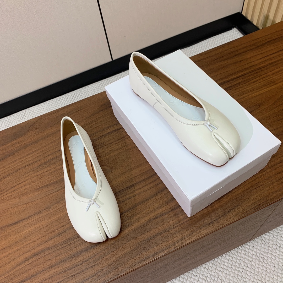 【Maison Margie*a】玛吉拉分趾单鞋。复古韵味，显瘦百搭。鞋面原版植柔羊皮、爆裂皮。羊皮内里