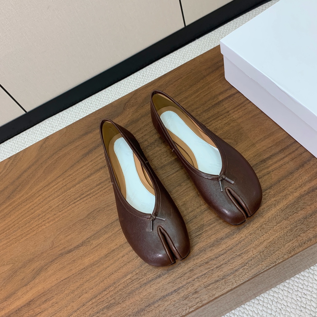 【Maison Margie*a】玛吉拉分趾单鞋。复古韵味，显瘦百搭。鞋面原版植柔羊皮、爆裂皮。羊皮内里