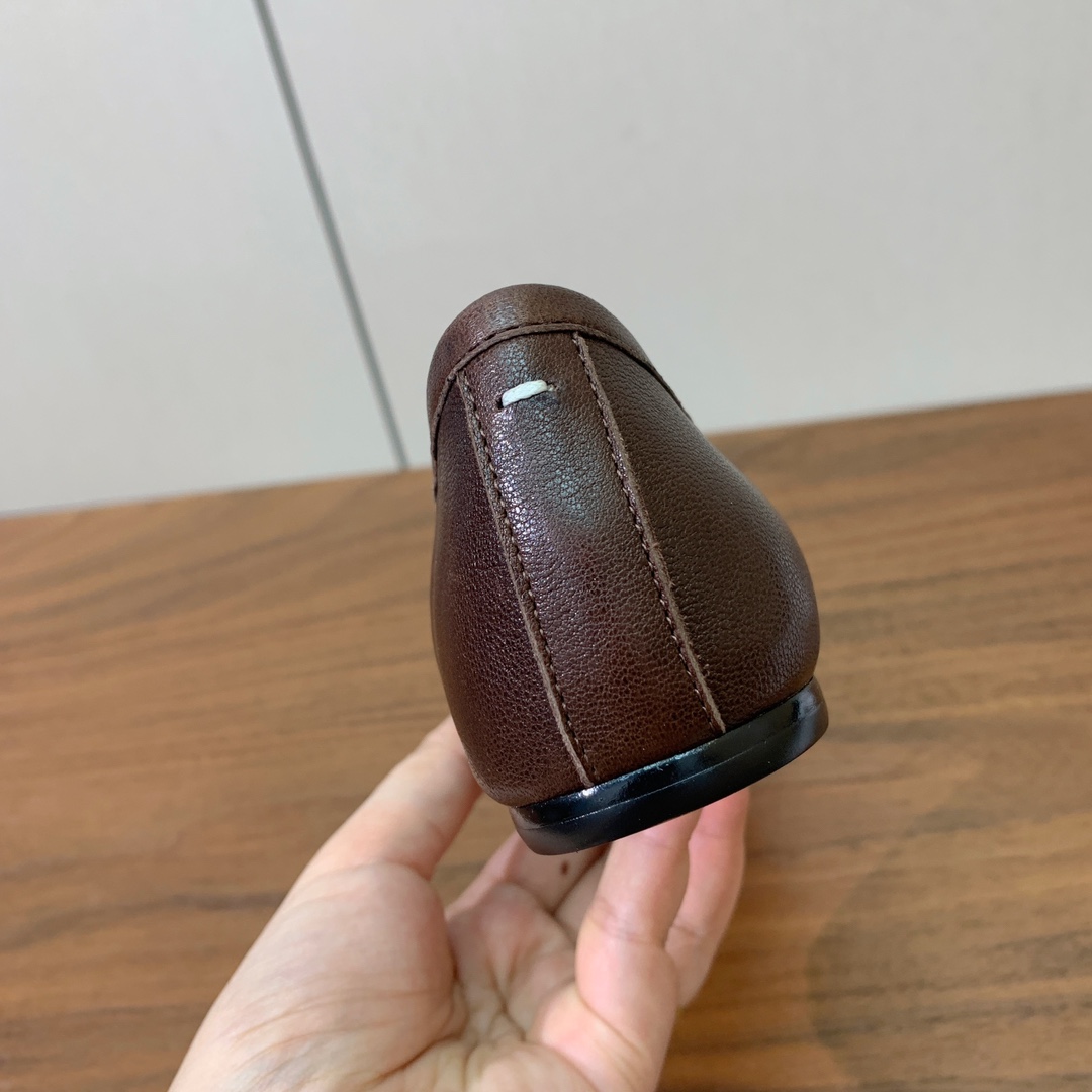 【Maison Margie*a】玛吉拉分趾单鞋。复古韵味，显瘦百搭。鞋面原版植柔羊皮、爆裂皮。羊皮内里