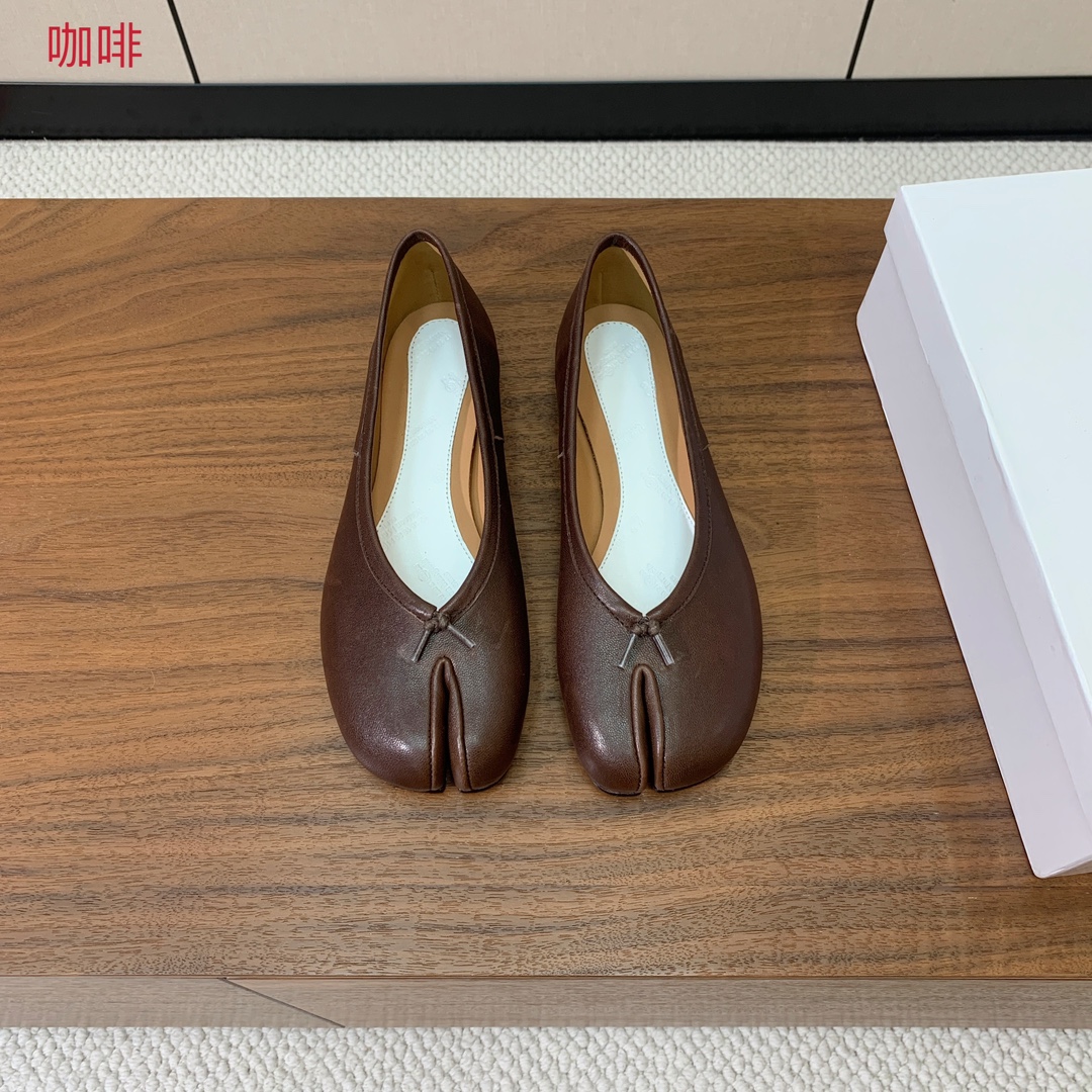 【Maison Margie*a】玛吉拉分趾单鞋。复古韵味，显瘦百搭。鞋面原版植柔羊皮、爆裂皮。羊皮内里