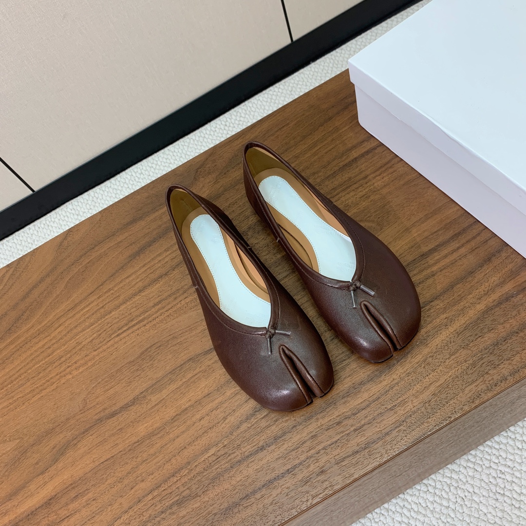 【Maison Margie*a】玛吉拉分趾单鞋。复古韵味，显瘦百搭。鞋面原版植柔羊皮、爆裂皮。羊皮内里
