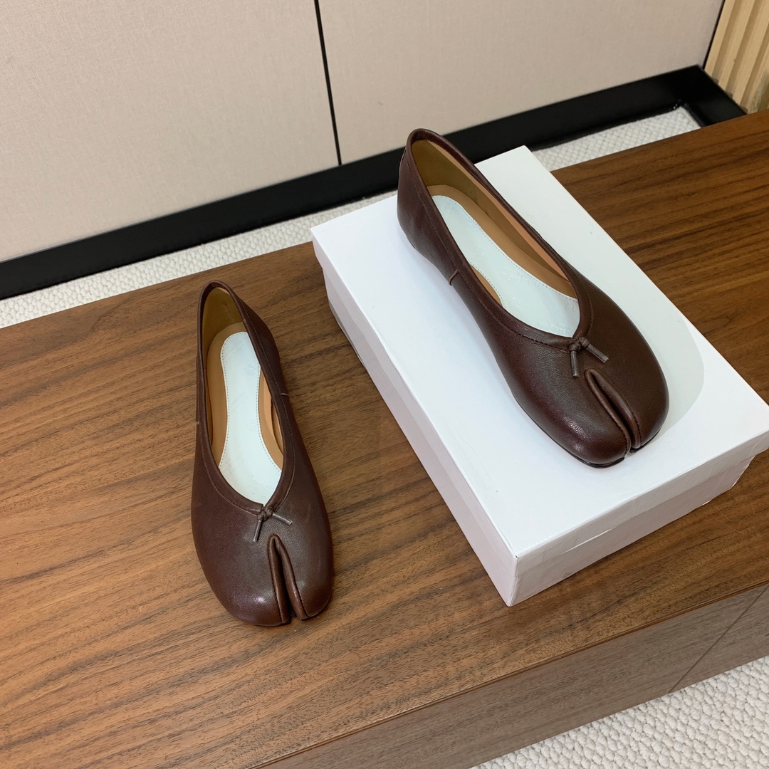 【Maison Margie*a】玛吉拉分趾单鞋。复古韵味，显瘦百搭。鞋面原版植柔羊皮、爆裂皮。羊皮内里