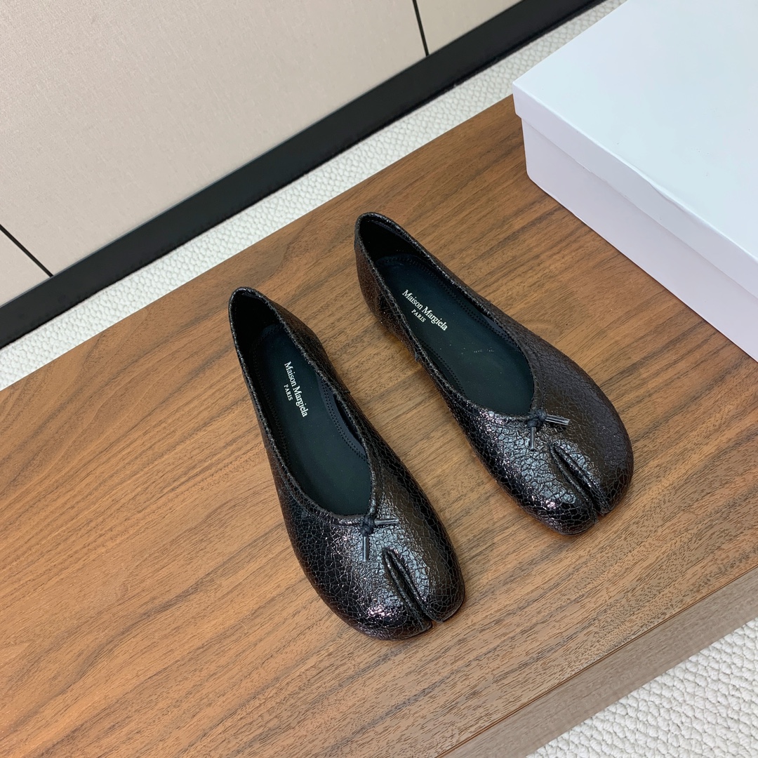 【Maison Margie*a】玛吉拉分趾单鞋。复古韵味，显瘦百搭。鞋面原版植柔羊皮、爆裂皮。羊皮内里