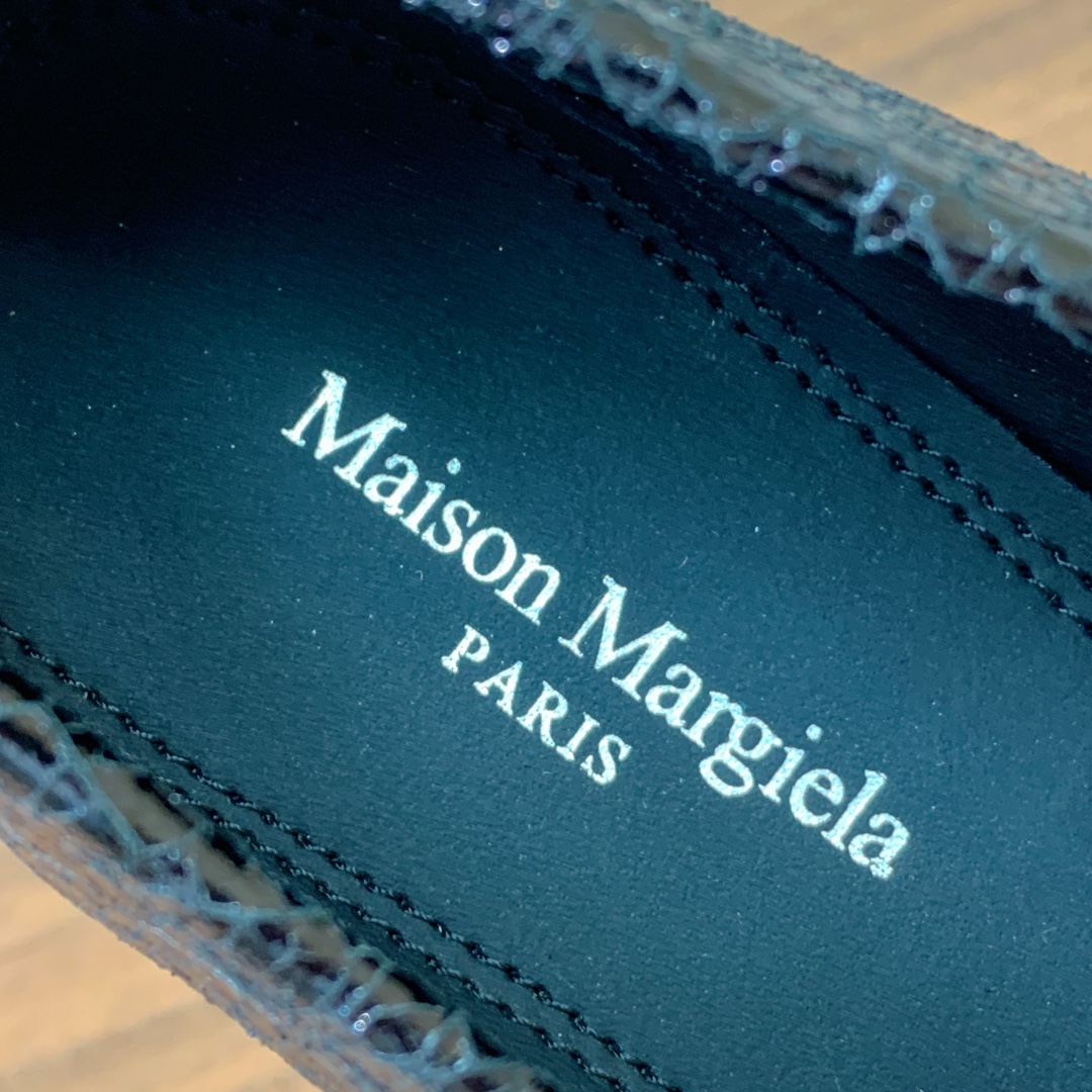 【Maison Margie*a】玛吉拉分趾单鞋。复古韵味，显瘦百搭。鞋面原版植柔羊皮、爆裂皮。羊皮内里