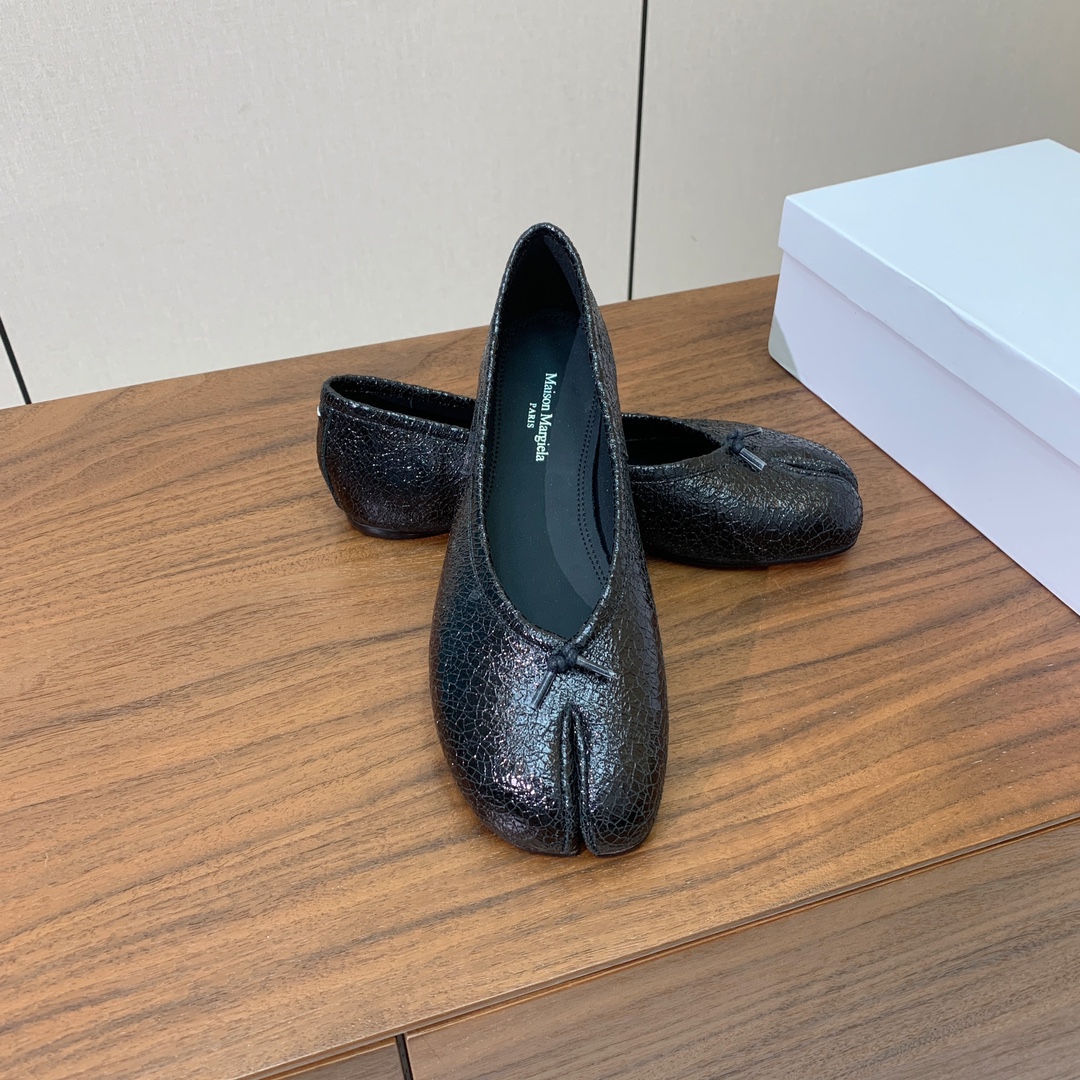 【Maison Margie*a】玛吉拉分趾单鞋。复古韵味，显瘦百搭。鞋面原版植柔羊皮、爆裂皮。羊皮内里