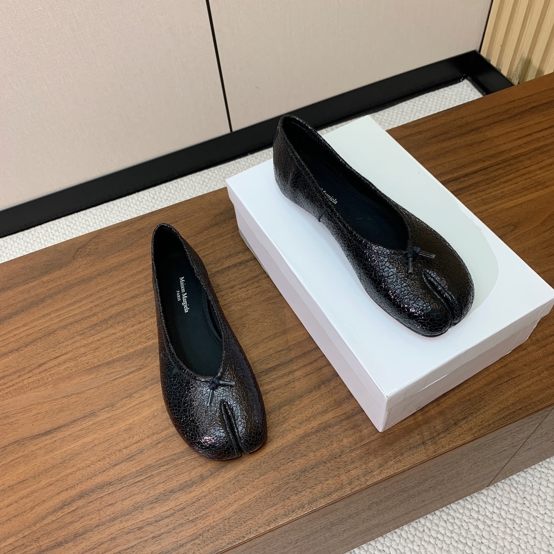 【Maison Margie*a】玛吉拉分趾单鞋。复古韵味，显瘦百搭。鞋面原版植柔羊皮、爆裂皮。羊皮内里